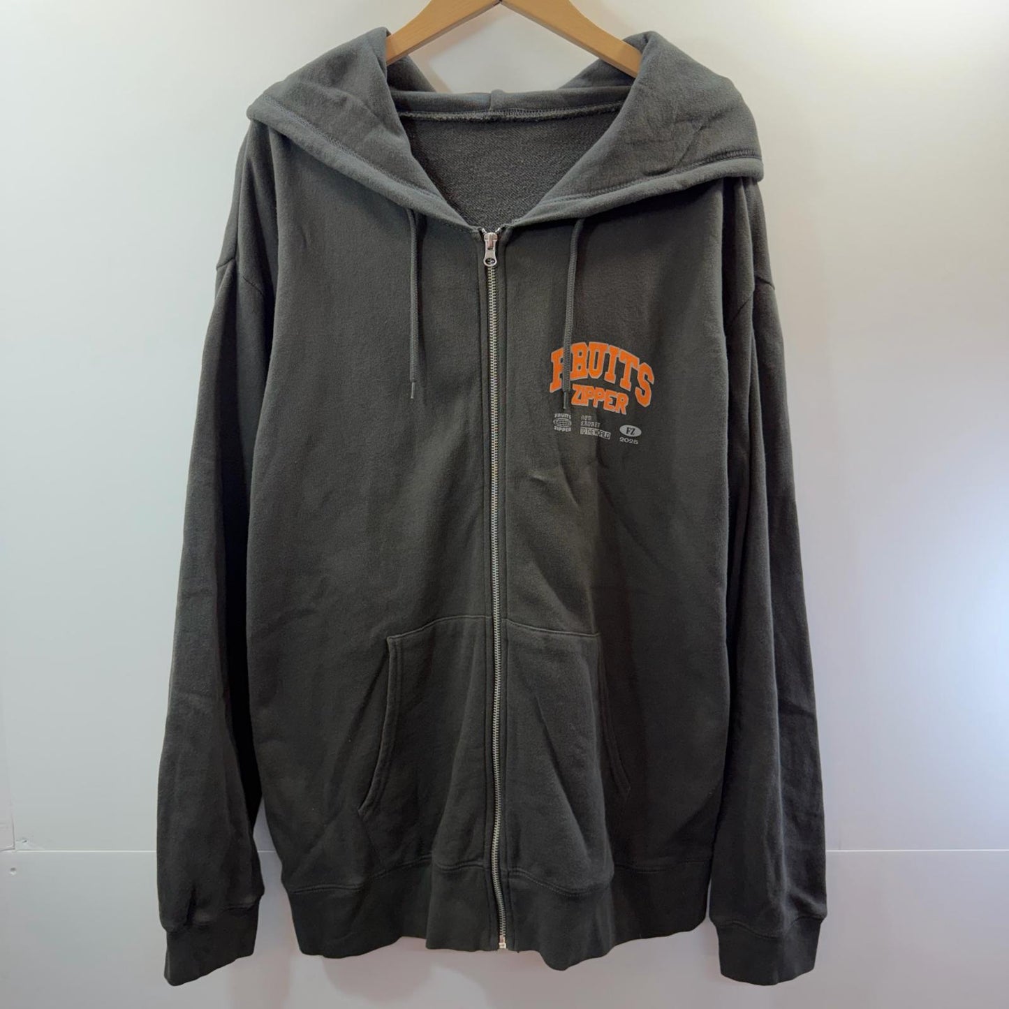 FRUITS ZIPPER 鎮西寿々歌 OSHI API パーカー XLサイズ