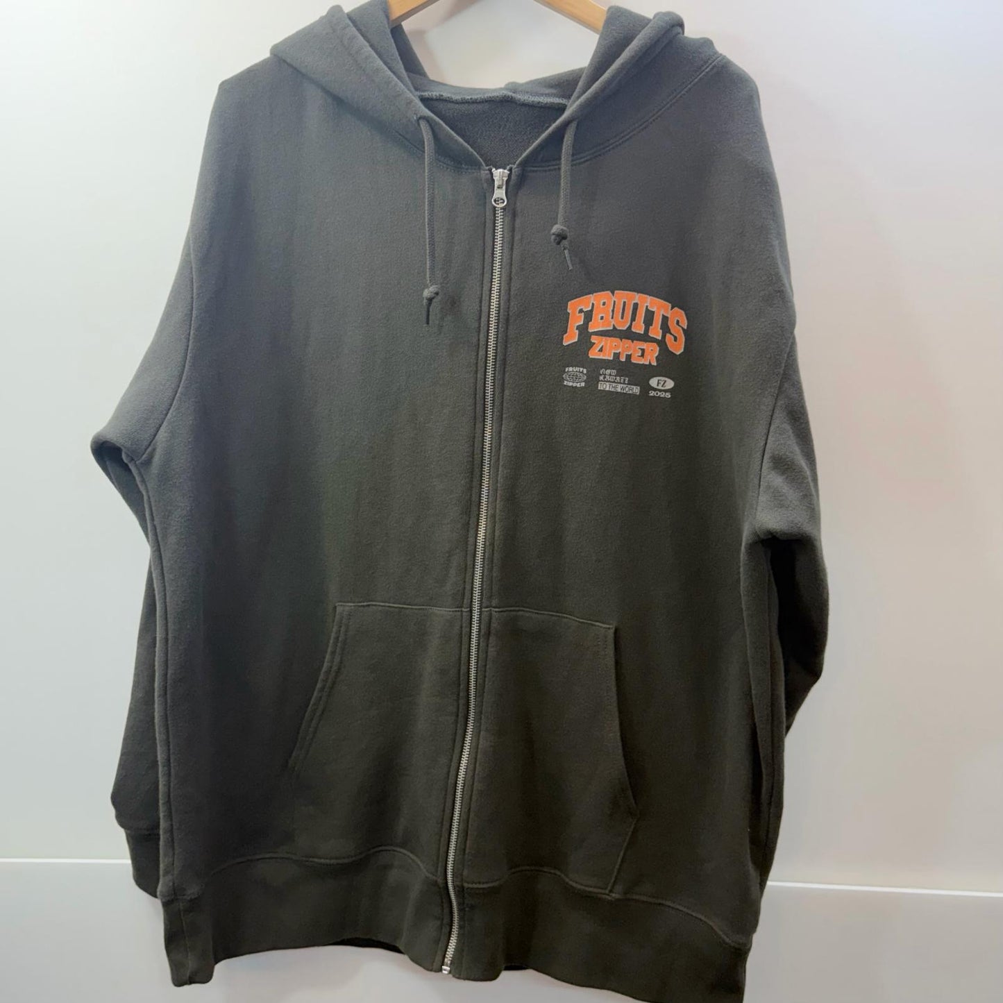 FRUITS ZIPPER 鎮西寿々歌 OSHI API パーカー XLサイズ