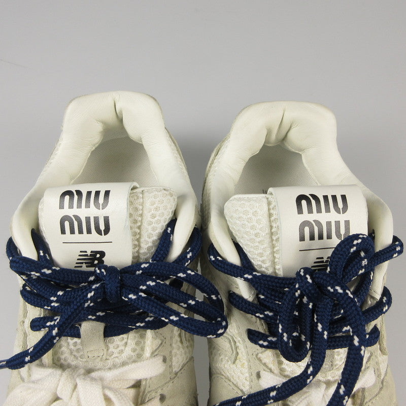 【中古】Miu Miu | ミュウ ミュウ スエード×メッシュ スニーカー 530SL 2024S/S サイズ:24.5cm ×NEW BALANCE グレー