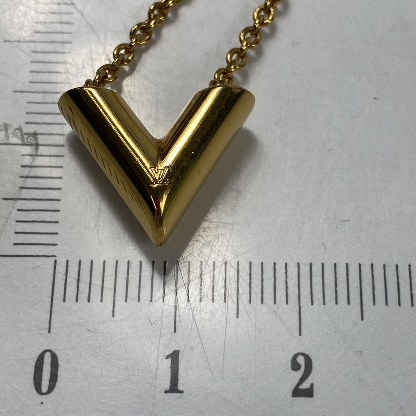 【中古】LOUIS VUITTON | ルイ・ヴィトン エセンシャルV ネックレス M61083