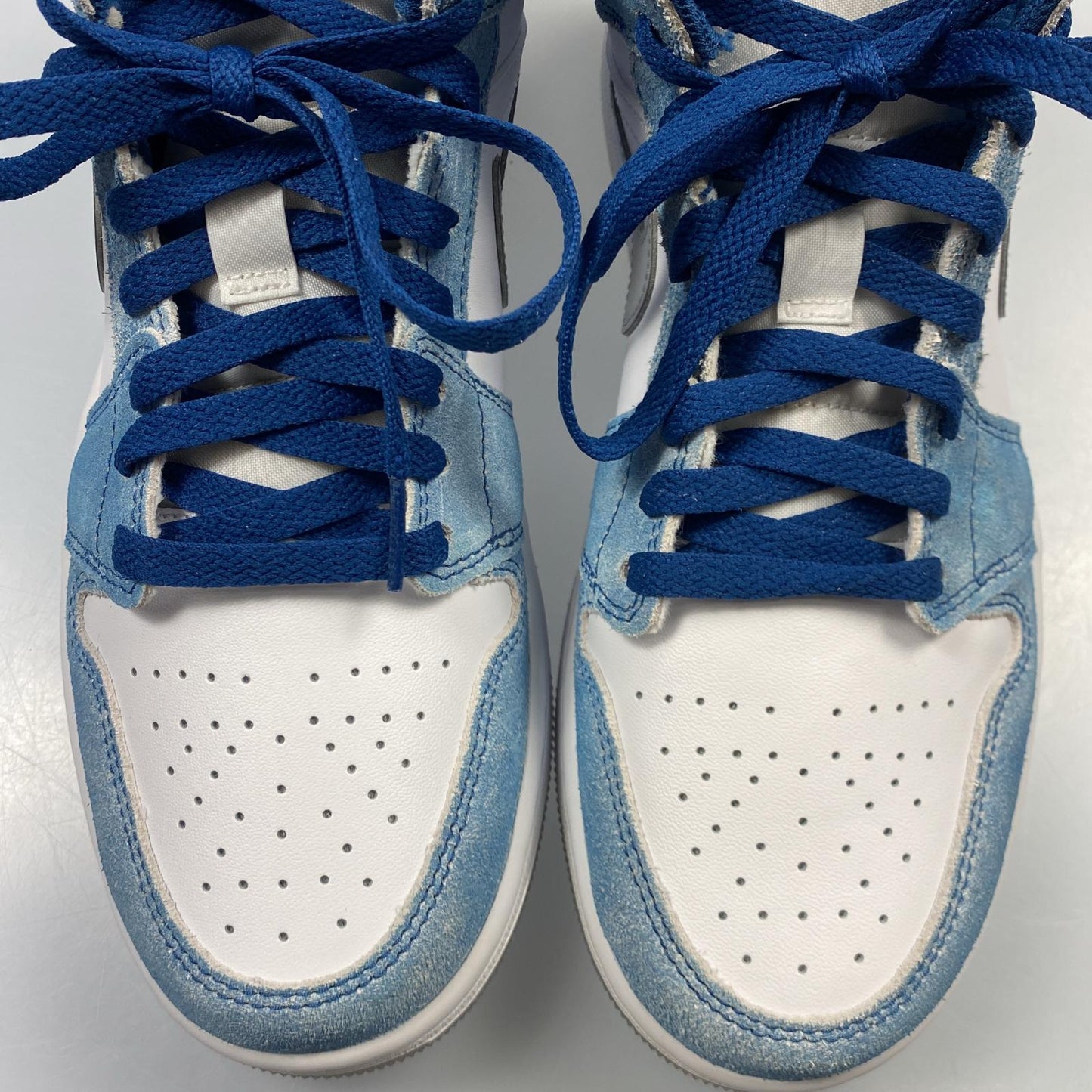 【中古】NIKE | ナイキ AIR JORDAN 1 MID SE WHITE HYPER ROYAL RED スニーカー DN3706-401 ライトブルー 26cm