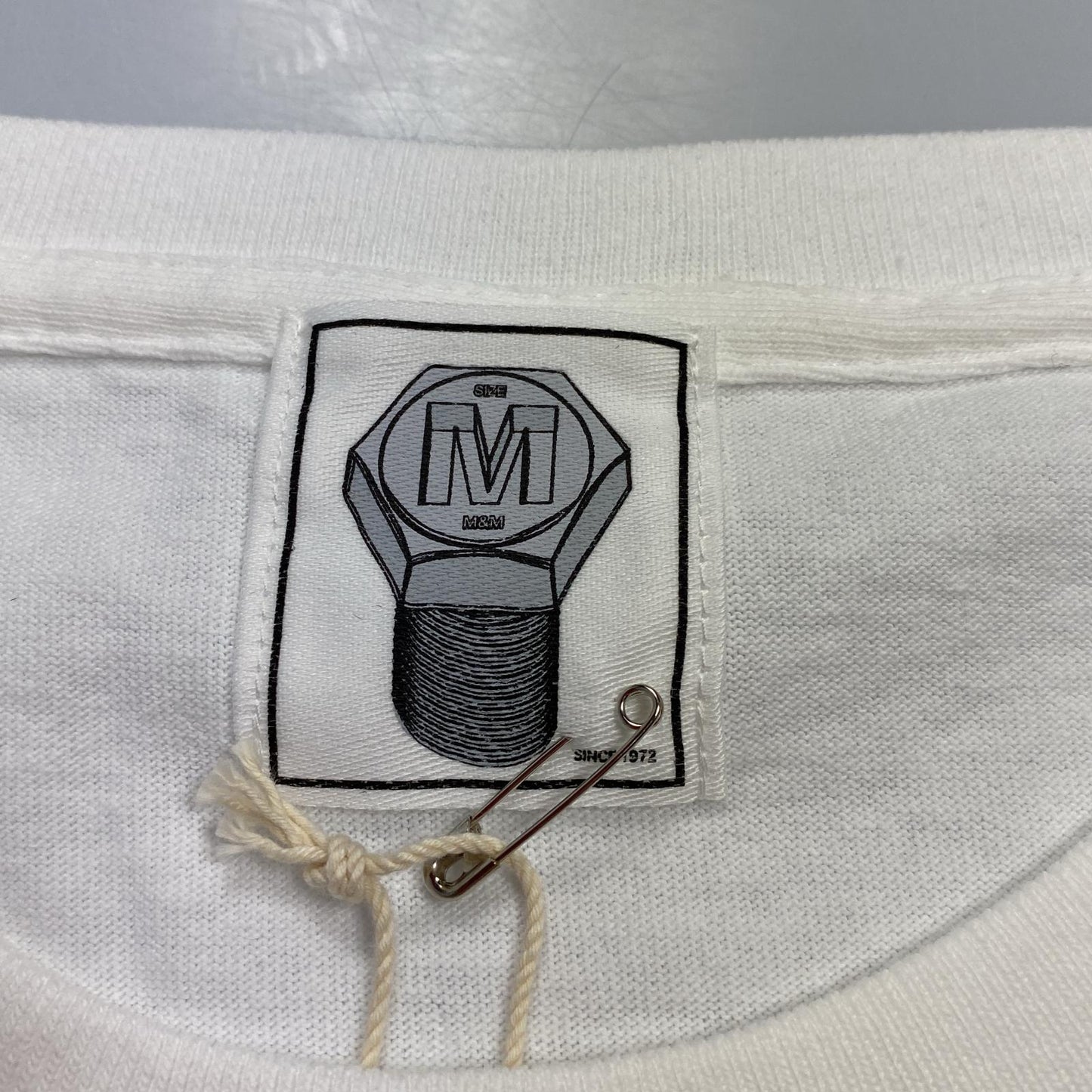 【中古】M&M CUSTOM PERFORMANCE | エムアンドエムカスタムパフォーマンス 半袖Tシャツ MHMM-02 ×MUSTARD HOTEL ホワイト サイズ:M
