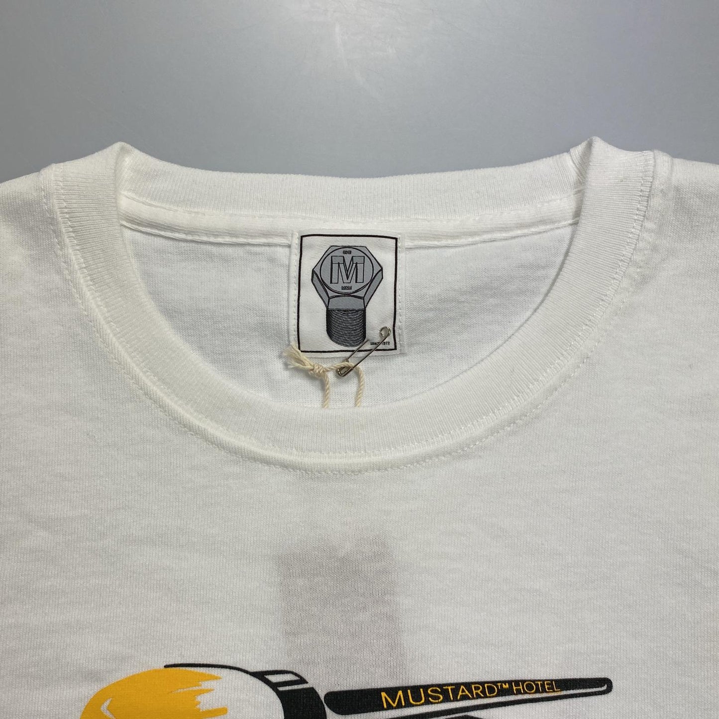 【中古】M&M CUSTOM PERFORMANCE | エムアンドエムカスタムパフォーマンス 半袖Tシャツ MHMM-02 ×MUSTARD HOTEL ホワイト サイズ:M
