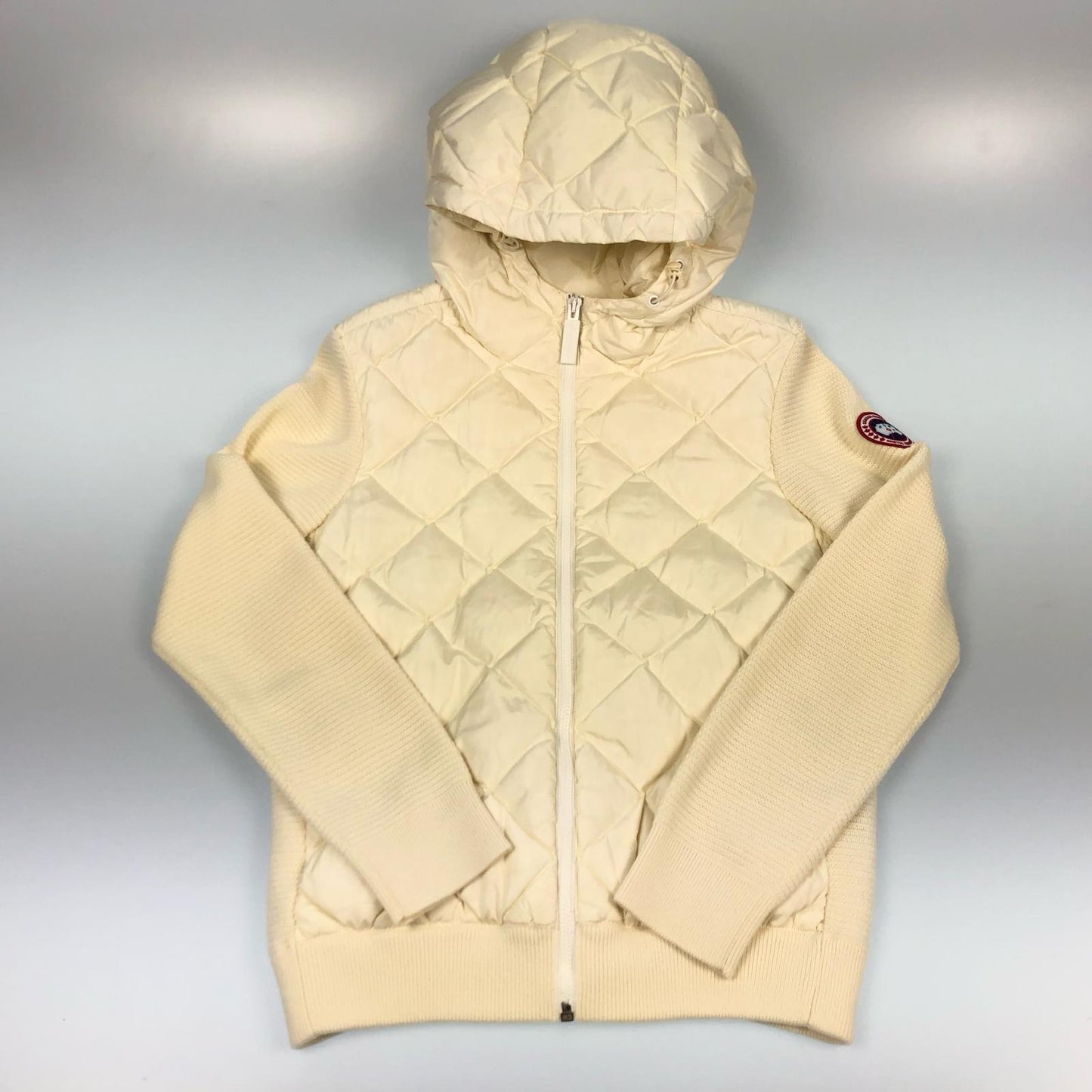 【中古】CANADA GOOSE | カナダグース HYBRIDGE QUILTED KNIT HOODY ダウンジャケット 6800L 国内正規品 アイボリー サイズ:S