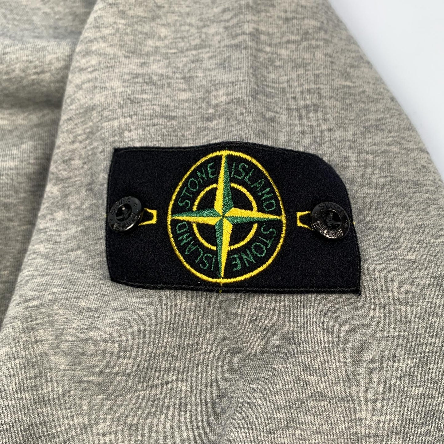 【中古】STONE ISLAND | ストーンアイランド ORGANIC COTTON FLEECE スウェット 6100044 国内正規品 2025S/S グレー サイズ:XL