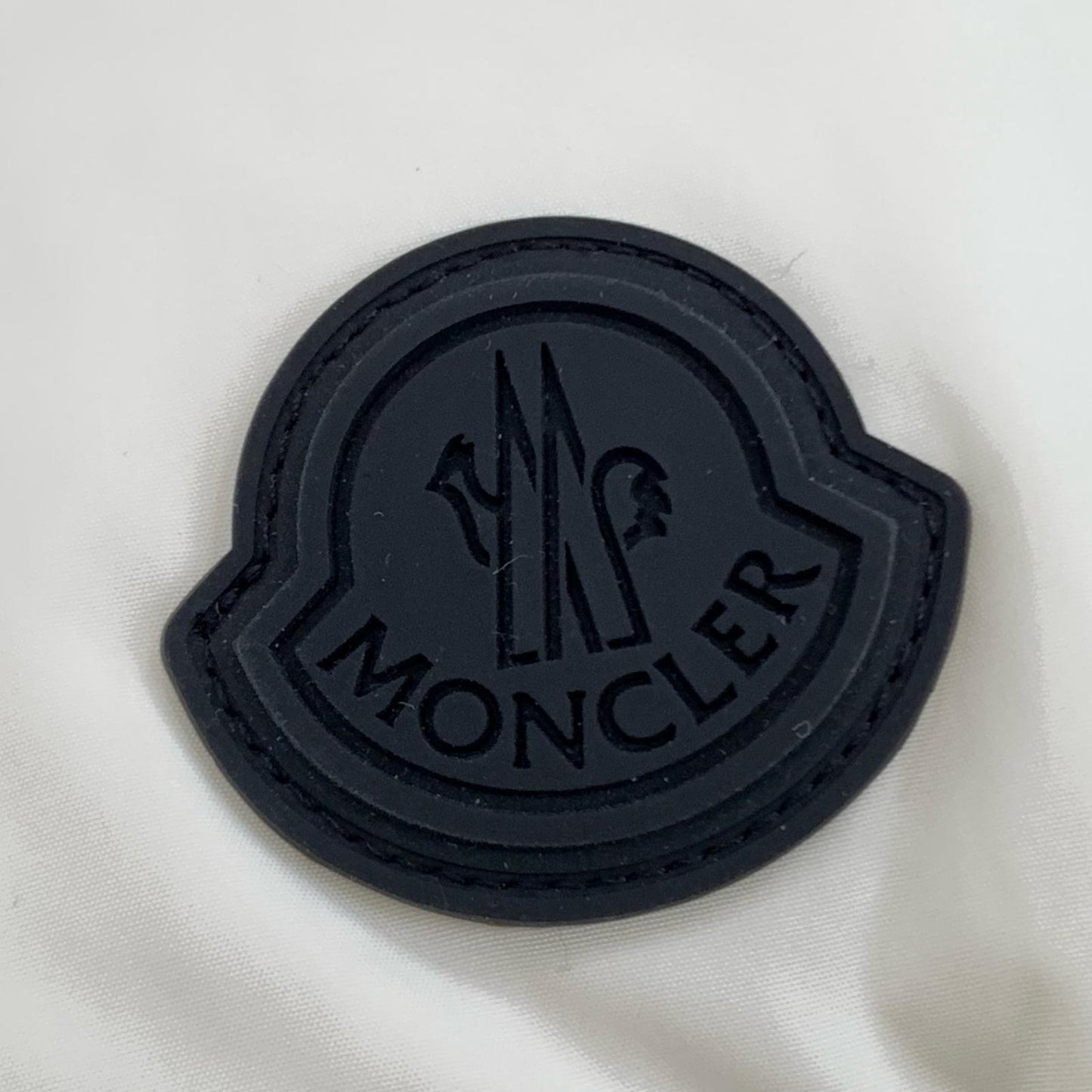 【中古】MONCLER | モンクレール IWAKI ダウンジャケット H20911A00187 2022A/W 国内正規品 ホワイト サイズ:2