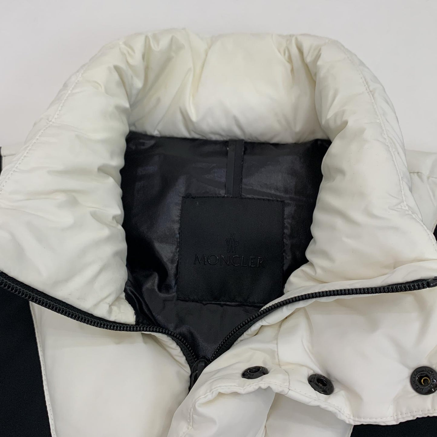 【中古】MONCLER | モンクレール IWAKI ダウンジャケット H20911A00187 2022A/W 国内正規品 ホワイト サイズ:2