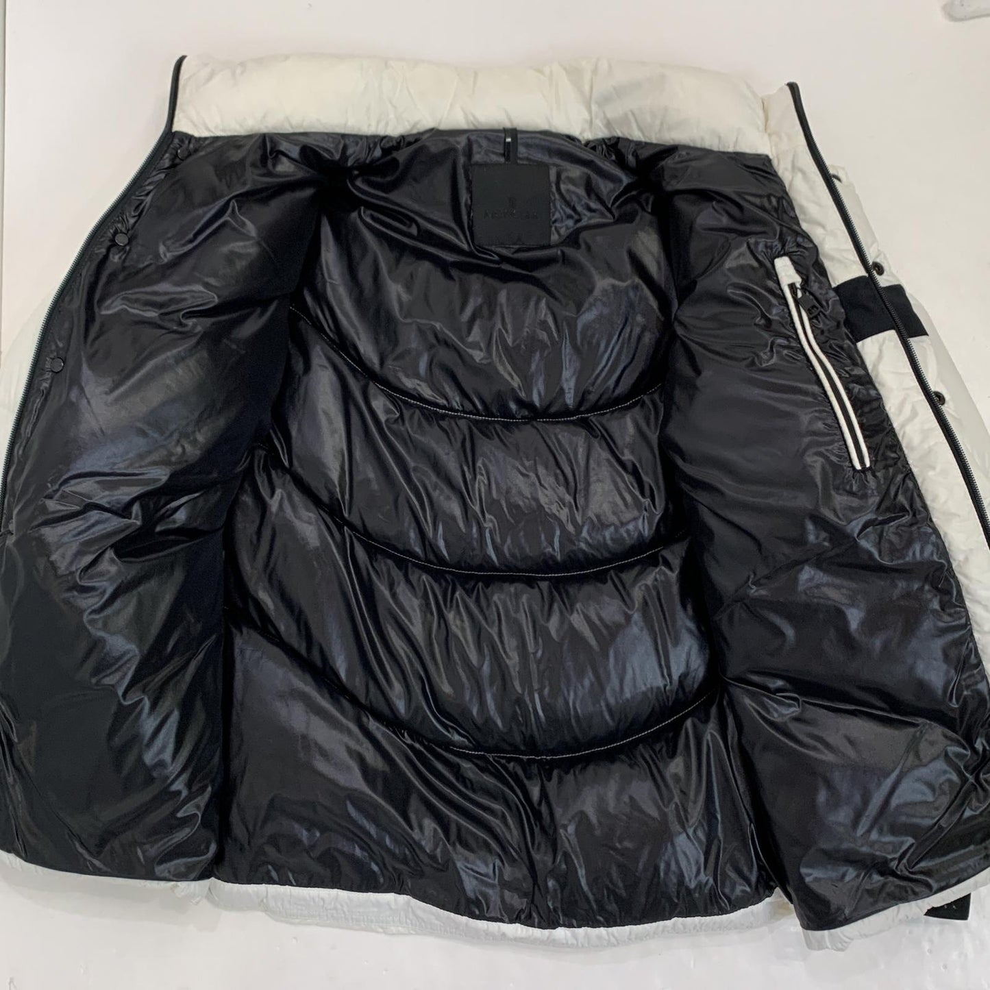 【中古】MONCLER | モンクレール IWAKI ダウンジャケット H20911A00187 2022A/W 国内正規品 ホワイト サイズ:2