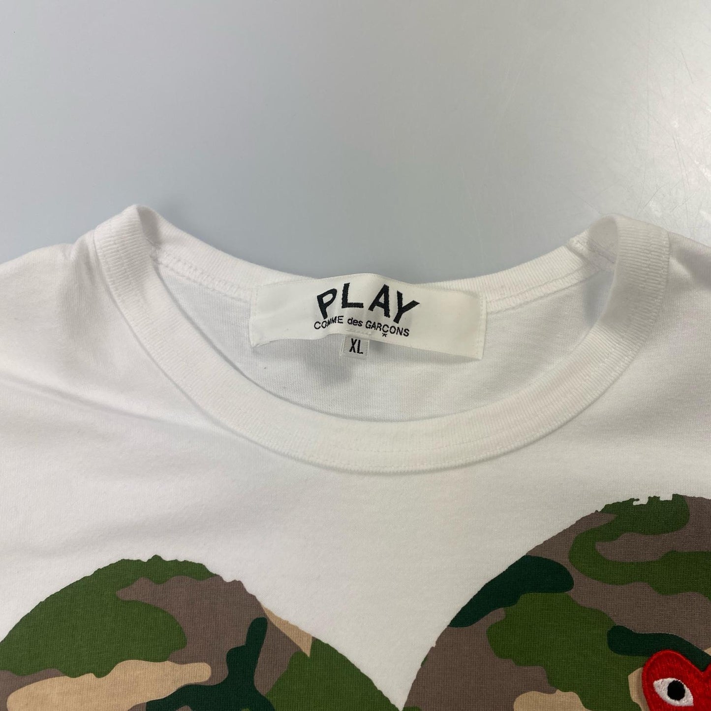 【中古】PLAY COMME des GARCONS | プレイコムデギャルソン CAMO HEART T-SHIRT 半袖Tシャツ AX-T242 年式:2025S/S ホワイト サイズ:XL