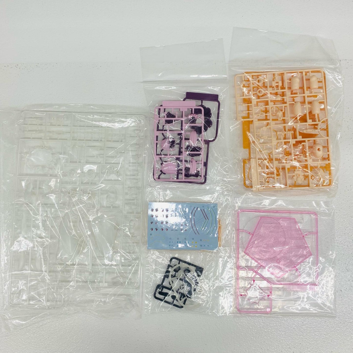【中古】 新条アカネ(ニューオーダー) 可動プラスチックモデル グリッドマン ユニバース