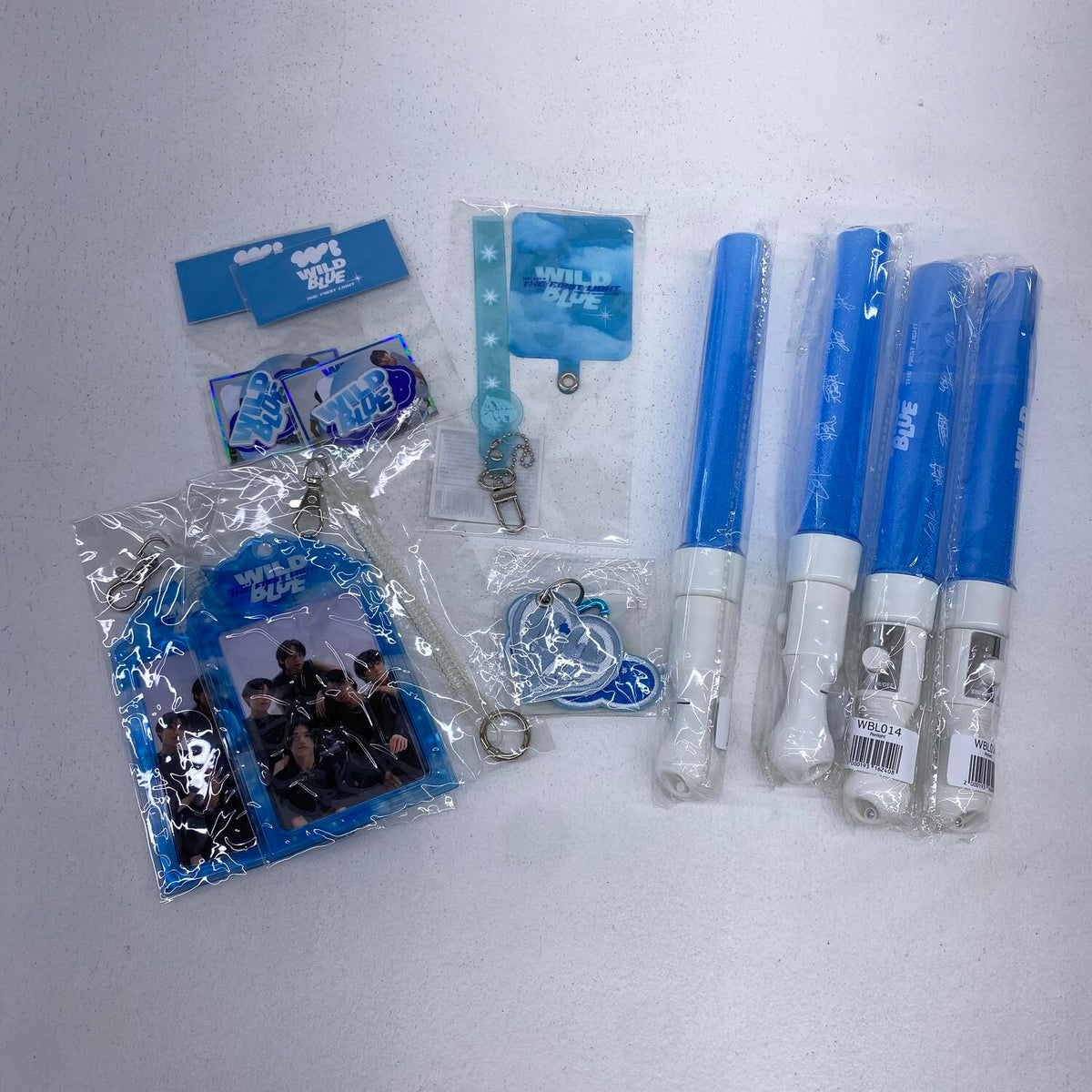 アイドルグッズ 【★加古川物流】中古 WILD BLUE グッズまとめ売り ペンライト4本 バッグ ステッカーなど**【353】【353】【加古川物流】