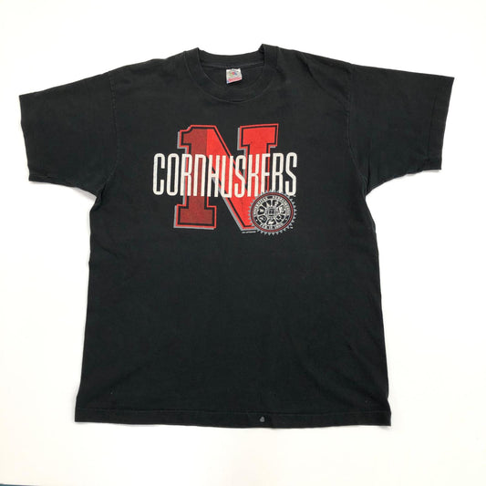 【中古】 FRUIT OF THE LOOM フルーツオブザルーム 90年代 CORNHUSKERS コーンハスカーズ チームロゴ 前面プリント シングルステッチ USA製 ヴィンテージ 半袖Tシャツ ブラック サイズ:L【加古川物流】