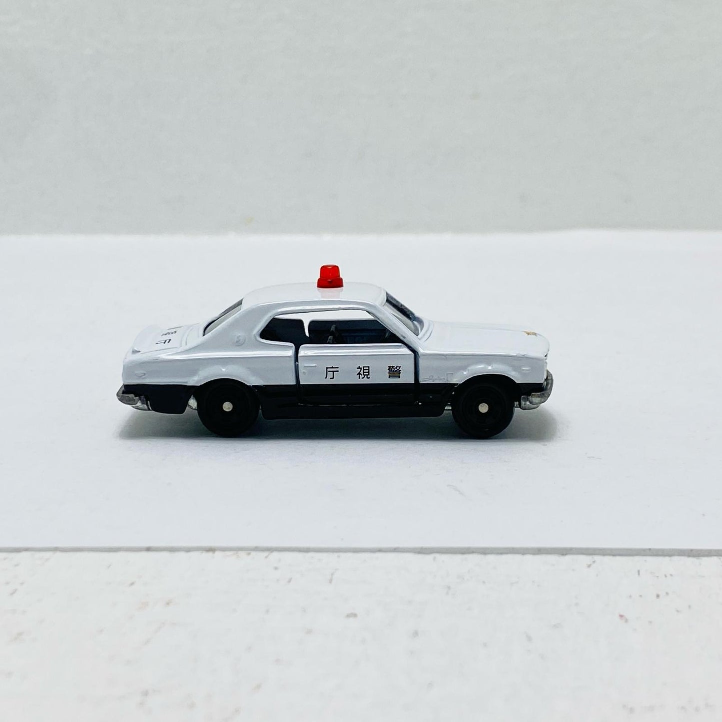 1/62 Nissan Skyline GT-R Hakosuka Patrol Car Metropolitan Police Department (White x Black) "Tomica" Apita Original