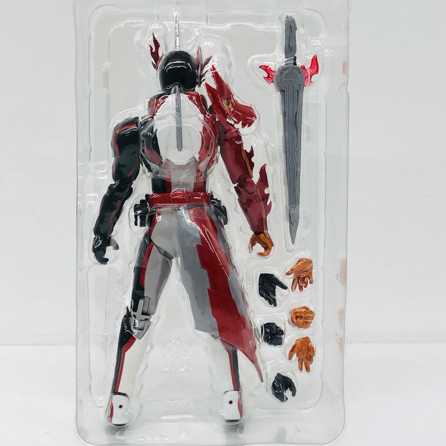 S.H.Figuarts仮面ライダーセイバーブレイブドラゴン「仮面ライダーセイバー」【フィギュア】