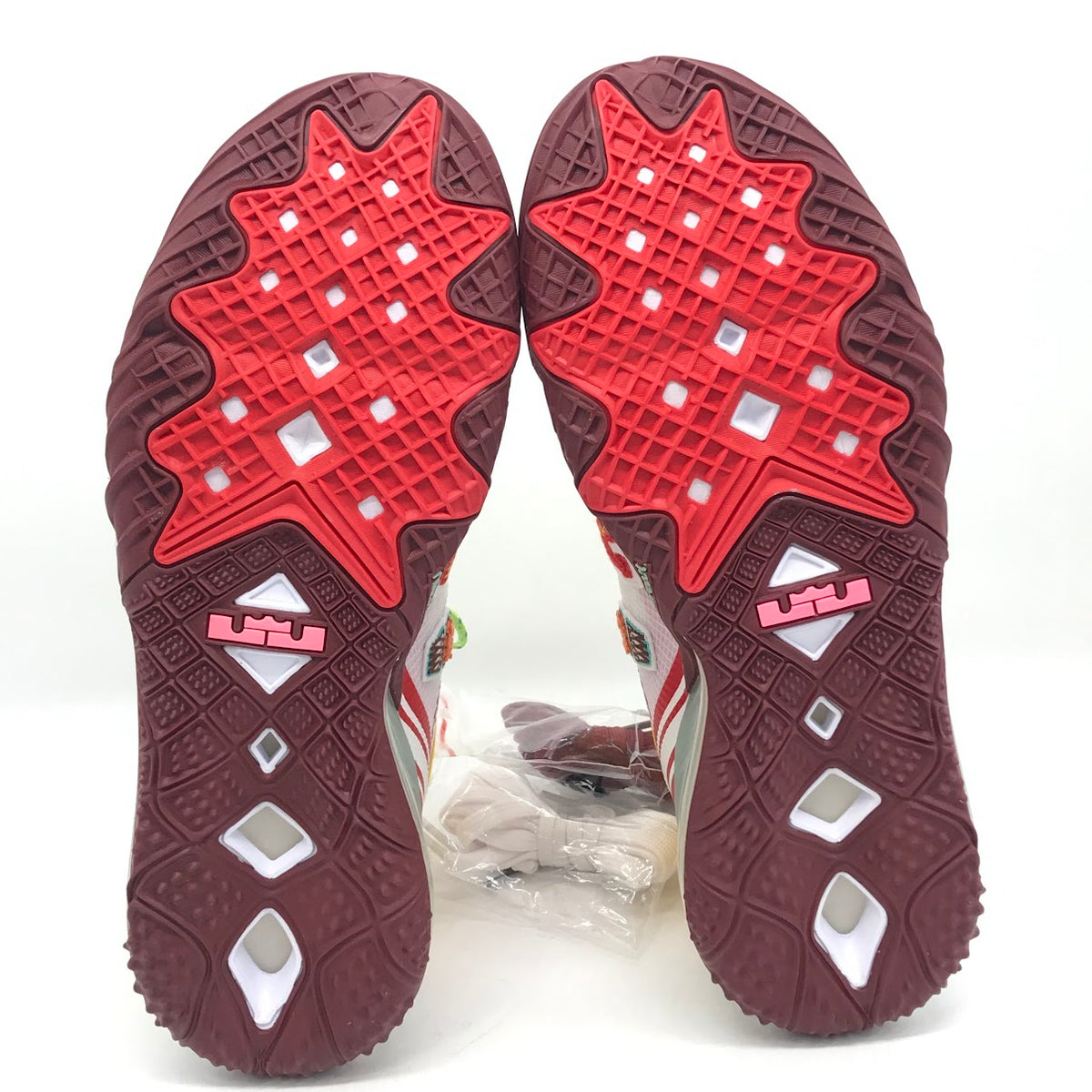 NIKE | ナイキ × MIMI PALNGE(ミミ プランジュ) LEBRON 18 LOW 'HIGHER LEARNING' スニーカー CV7562-102 ホワイト/チーム レッド 27.5cm【倉吉店】