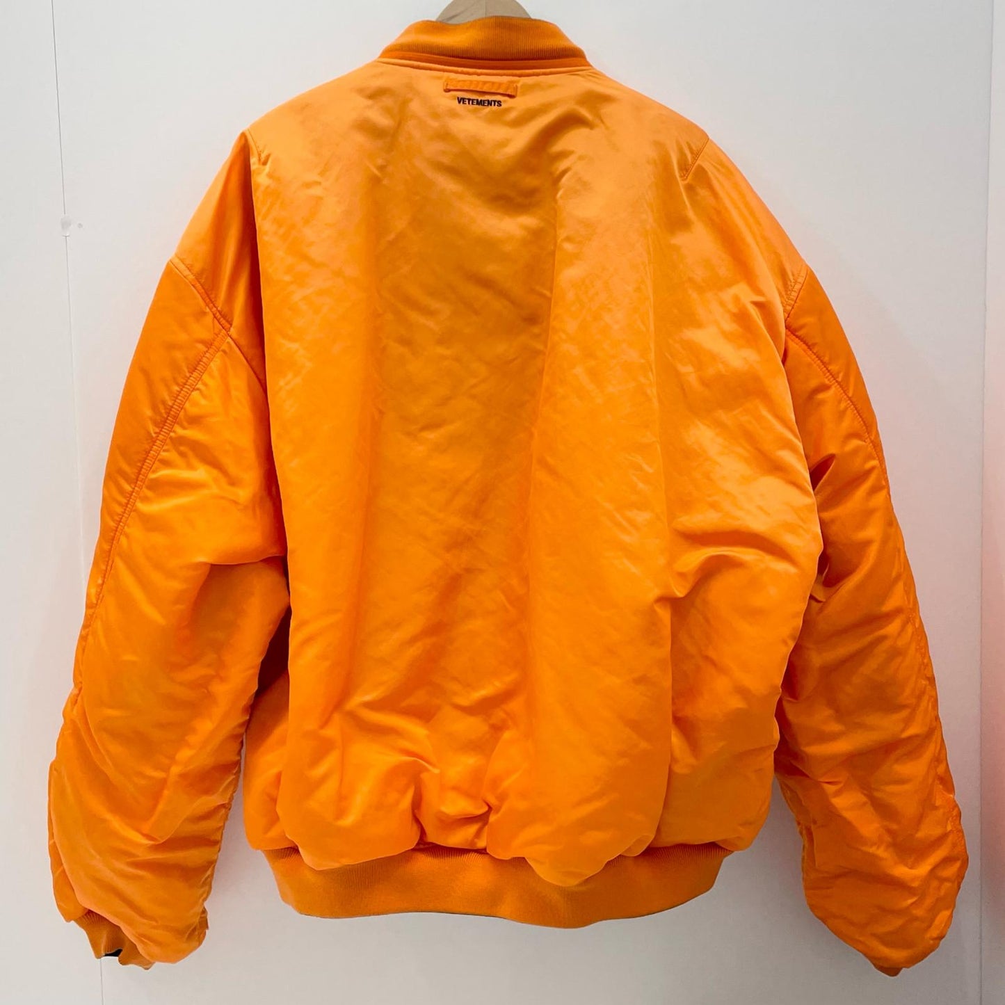 VETEMENTS | ヴェトモンベトモン Reversible Hooded Bomber Jacket ミリタリーコート UA53JA900B ブラック×オレンジ サイズ：S【尾張小牧店】
