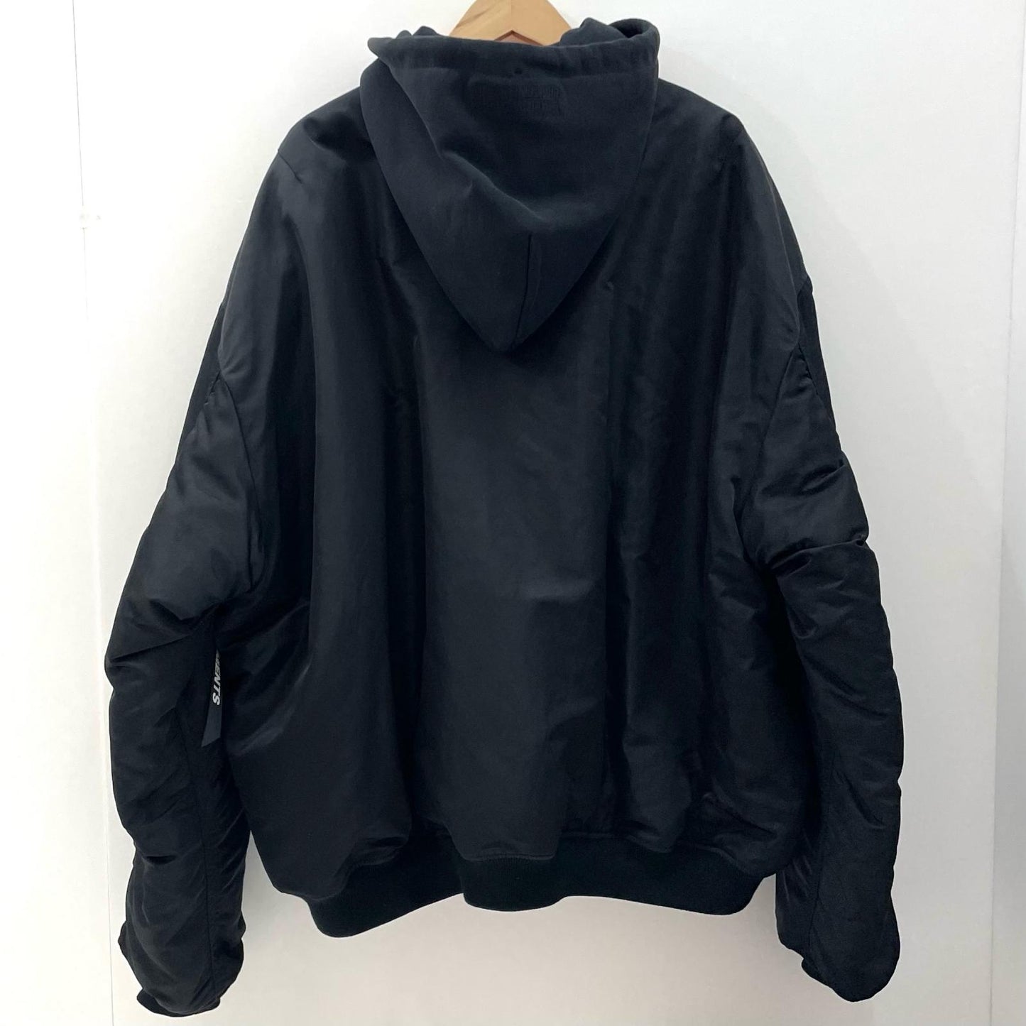 VETEMENTS | ヴェトモンベトモン Reversible Hooded Bomber Jacket ミリタリーコート UA53JA900B ブラック×オレンジ サイズ：S【尾張小牧店】