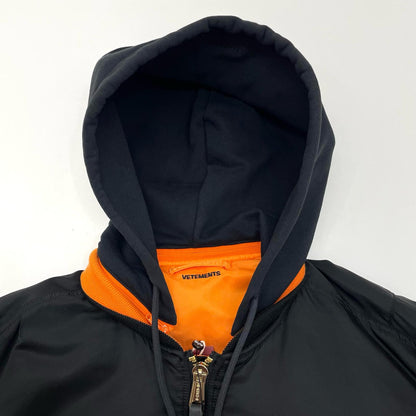 VETEMENTS | ヴェトモンベトモン Reversible Hooded Bomber Jacket ミリタリーコート UA53JA900B ブラック×オレンジ サイズ：S【尾張小牧店】