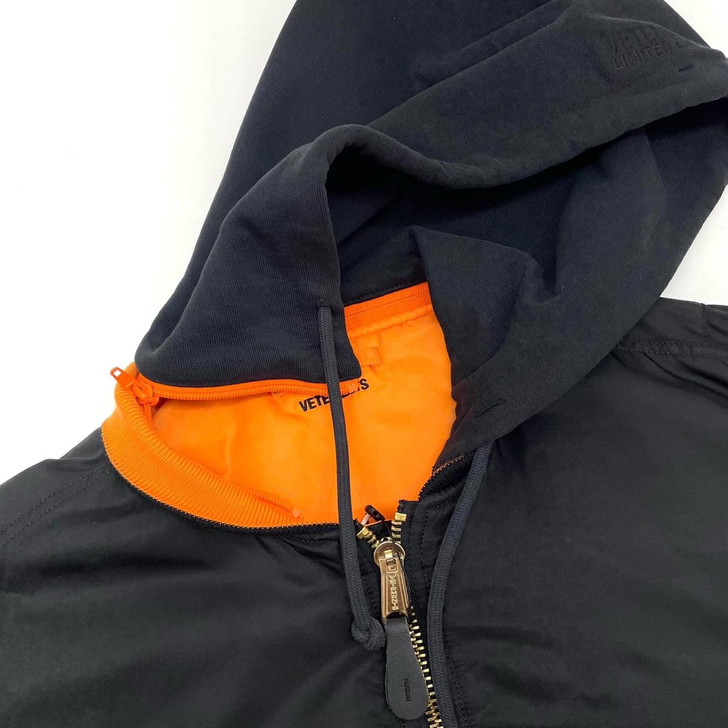 VETEMENTS | ヴェトモンベトモン Reversible Hooded Bomber Jacket ミリタリーコート UA53JA900B ブラック×オレンジ サイズ：S【尾張小牧店】