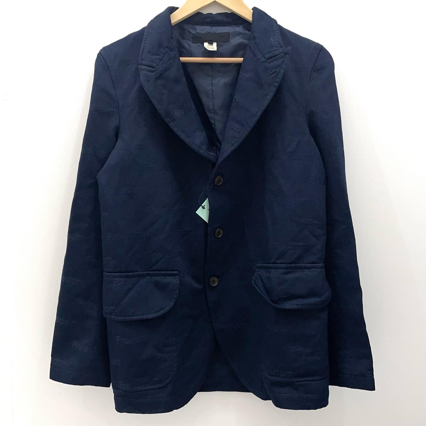 COMME des GARCONS SHIRT | コムデギャルソンシャツ FREEDOM LOGO テーラードジャケット FN-J503-W24-1 ネイビー サイズ：S【尾張小牧店】