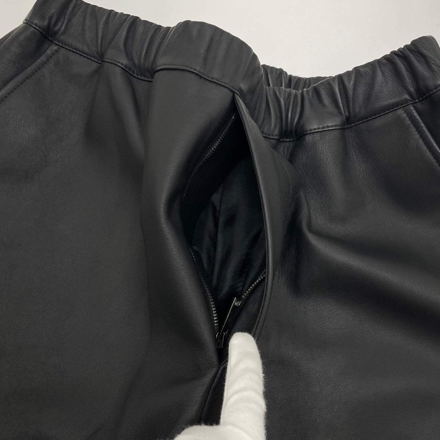【中古】Valentino | ヴァレンチノ レザーハーフパンツ　ショートパンツ ブラック サイズ：46【尾張小牧店】