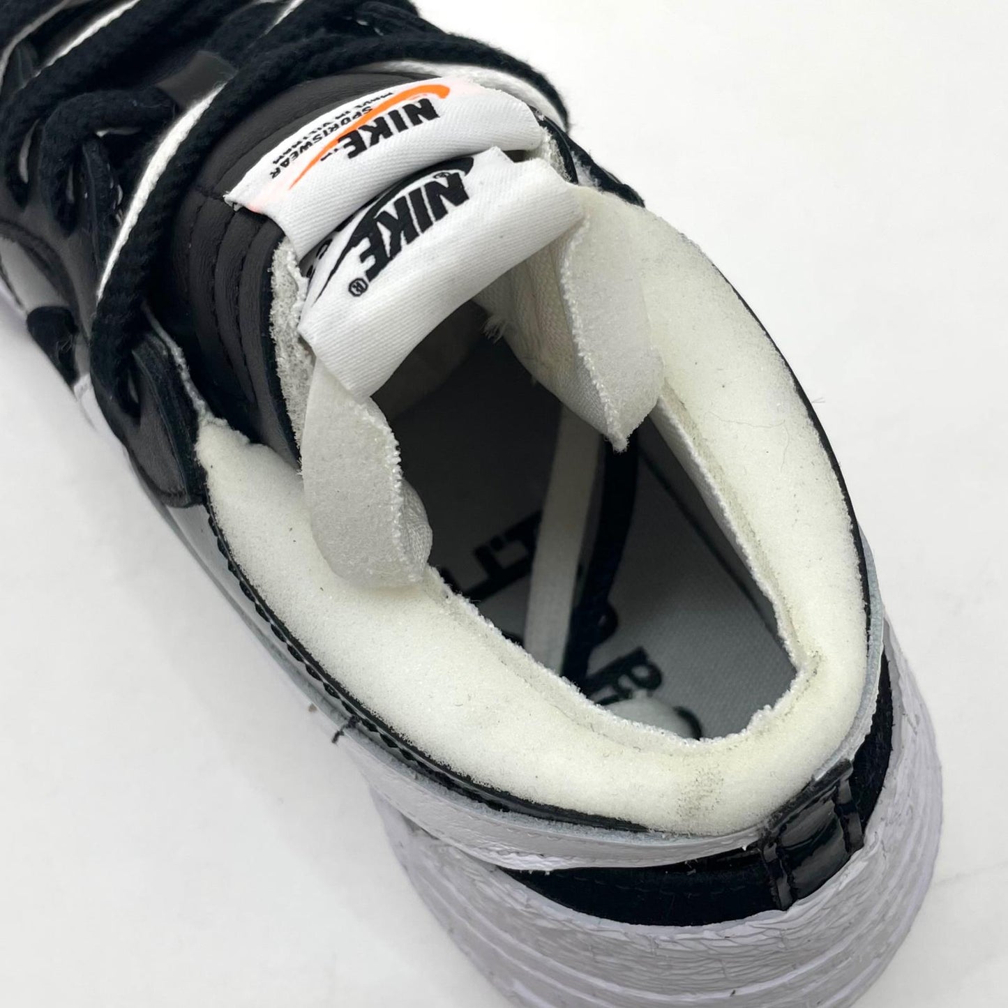 【中古】NIKE×sacai | ナイキ×サカイ Blazer Low Black Patent Leather/ナイキ ブレーザー ロー ブラック パテント レザー スニーカー 靴　DM6443-001 ブラック×ホワイト 27cm【尾張小牧店】