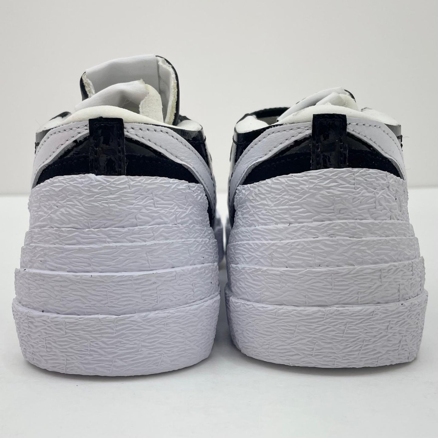 【中古】NIKE×sacai | ナイキ×サカイ Blazer Low Black Patent Leather/ナイキ ブレーザー ロー ブラック パテント レザー スニーカー 靴　DM6443-001 ブラック×ホワイト 27cm【尾張小牧店】