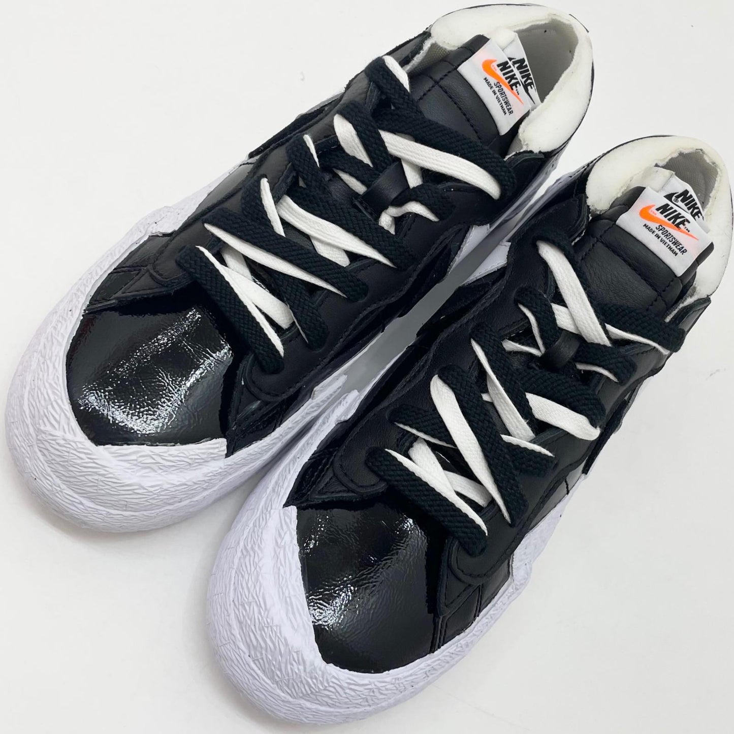 【中古】NIKE×sacai | ナイキ×サカイ Blazer Low Black Patent Leather/ナイキ ブレーザー ロー ブラック パテント レザー スニーカー 靴　DM6443-001 ブラック×ホワイト 27cm【尾張小牧店】