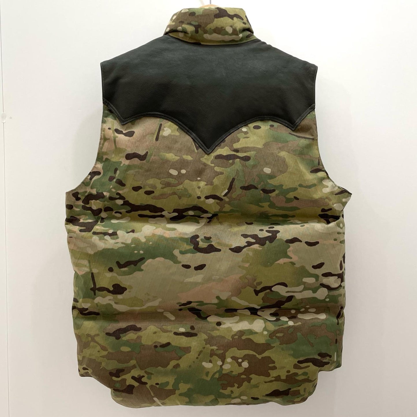 Rocky Mountain FeatherBed | ロッキーマウンテンフェザーベッド ダウンベスト 290-182-10 カモ柄 サイズ：40【尾張小牧店】