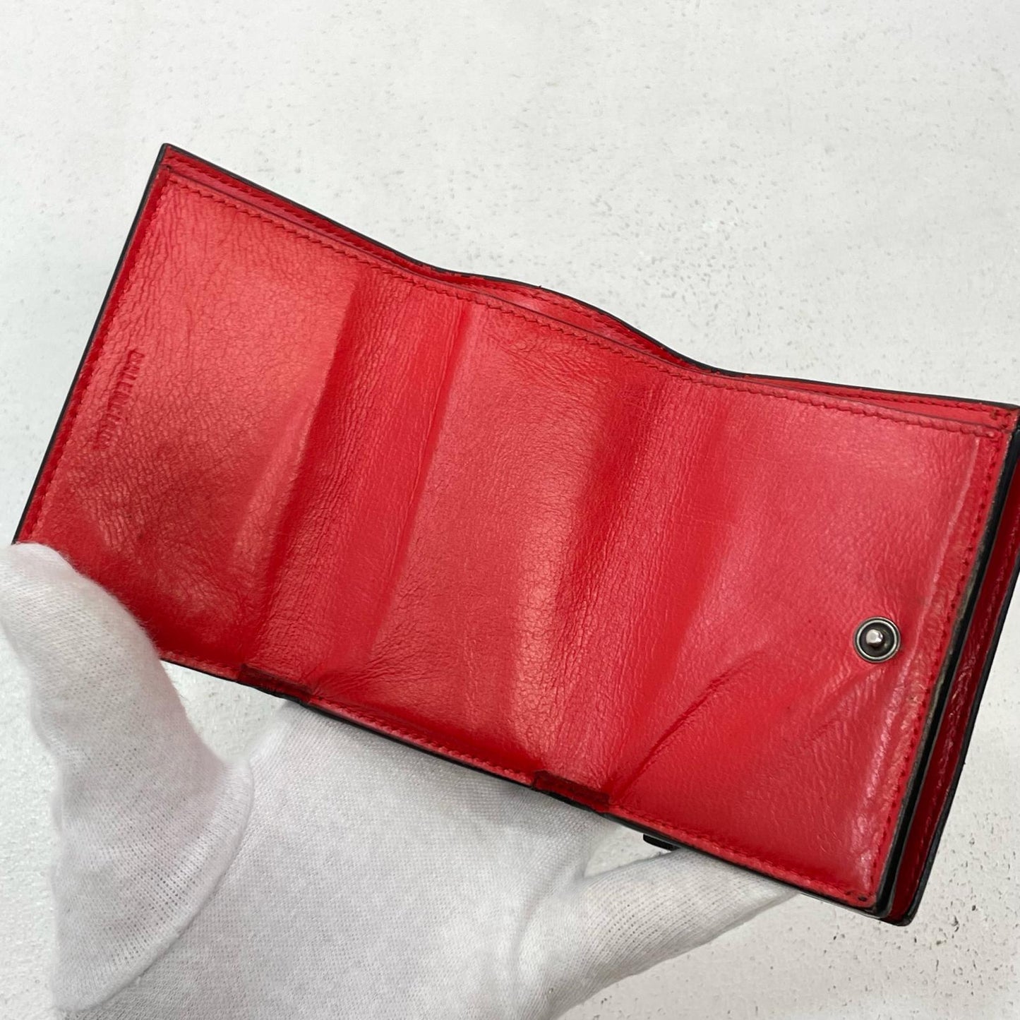 BALENCIAGA | バレンシアガ 三つ折り財布 ブラック×レッド【尾張小牧店】
