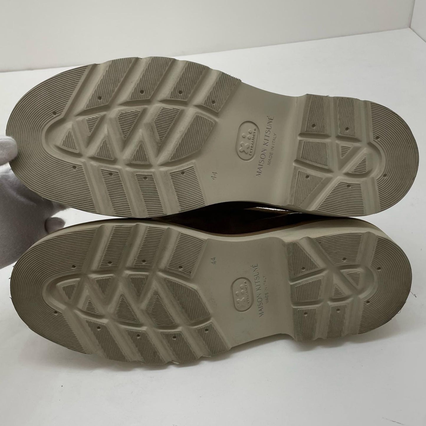 MAISON KITSUNE | メゾンキツネ SUEDE LEATHER DERBIES ローファー MM04302LS0001 ブラウン【尾張小牧店】