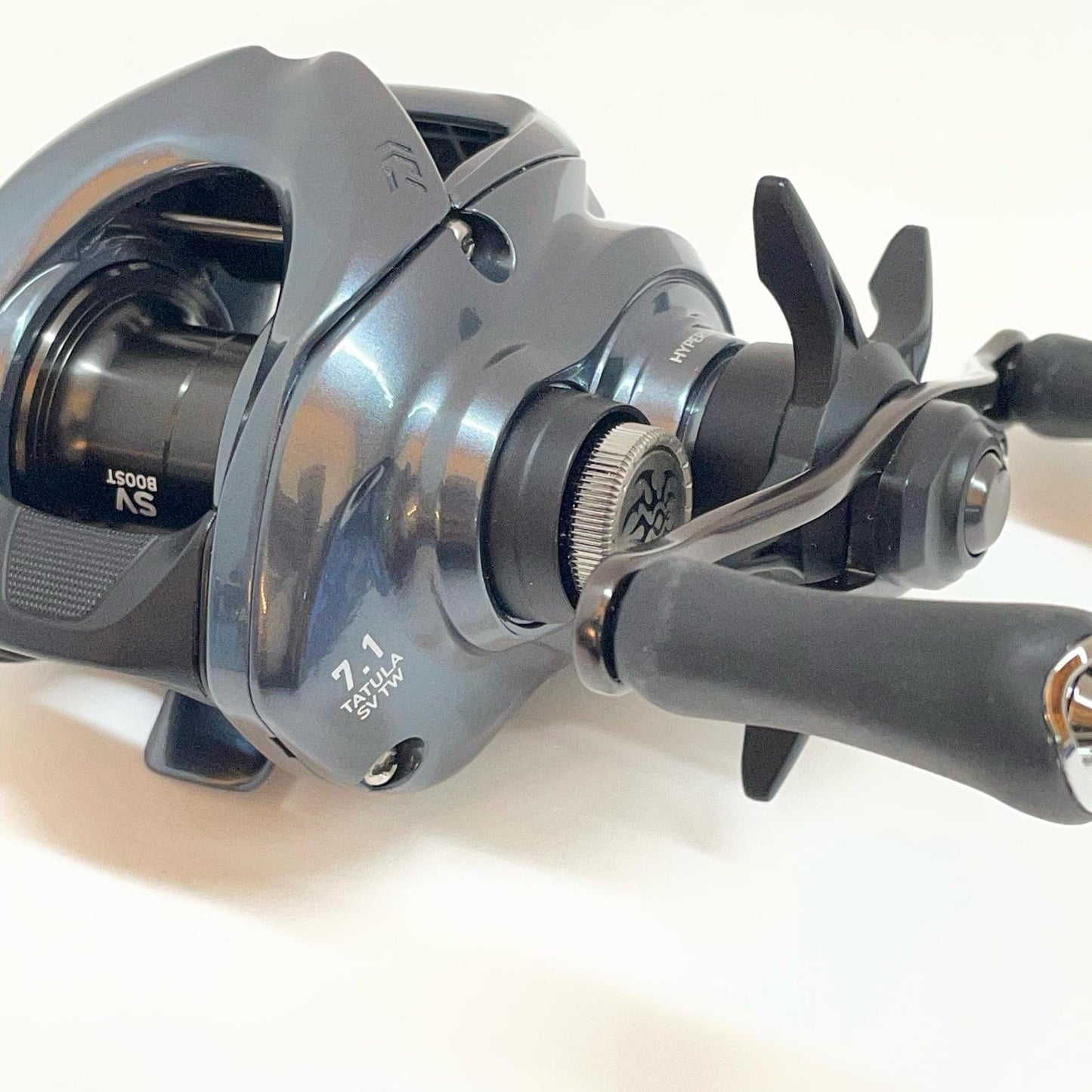 【フィッシング/釣り/釣具/リール】 【ベイトリール/右ハンドル】Daiwa | ダイワ 25タトゥーラ SV TW 100H【尾張小牧店】