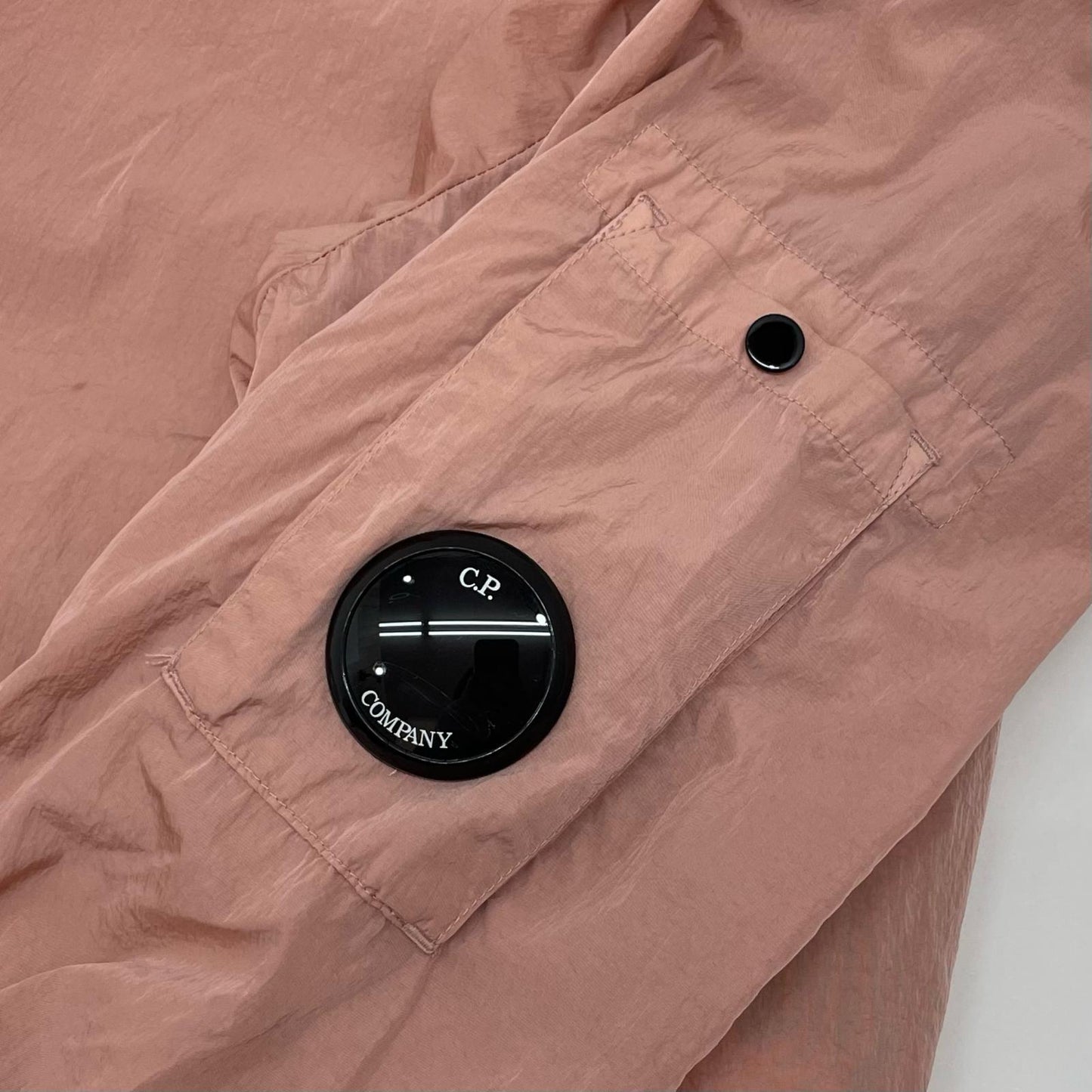 C.P.Company | シーピーカンパニー Chrome-R Full Zip Overshirt ナイロンジャケット 14CMOS041A ピンク サイズ：M【尾張小牧店】