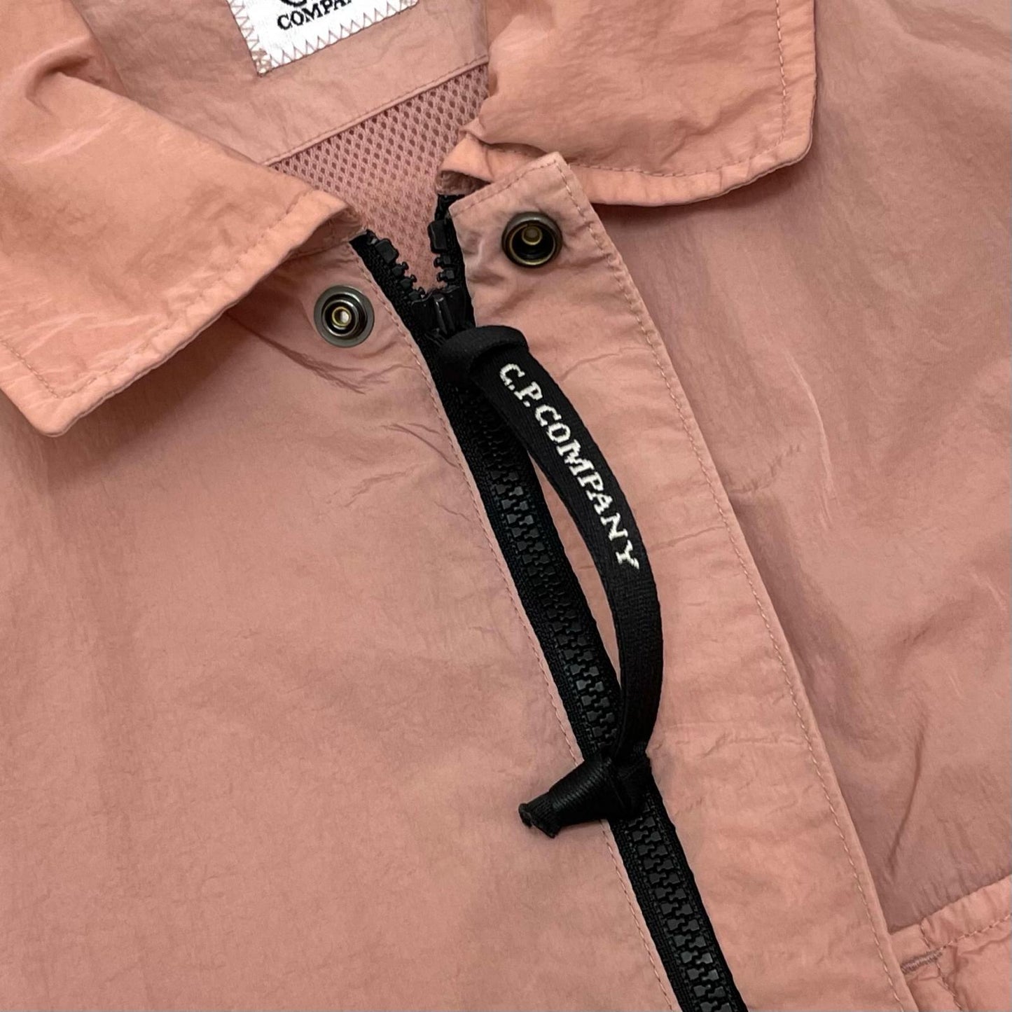 C.P.Company | シーピーカンパニー Chrome-R Full Zip Overshirt ナイロンジャケット 14CMOS041A ピンク サイズ：M【尾張小牧店】