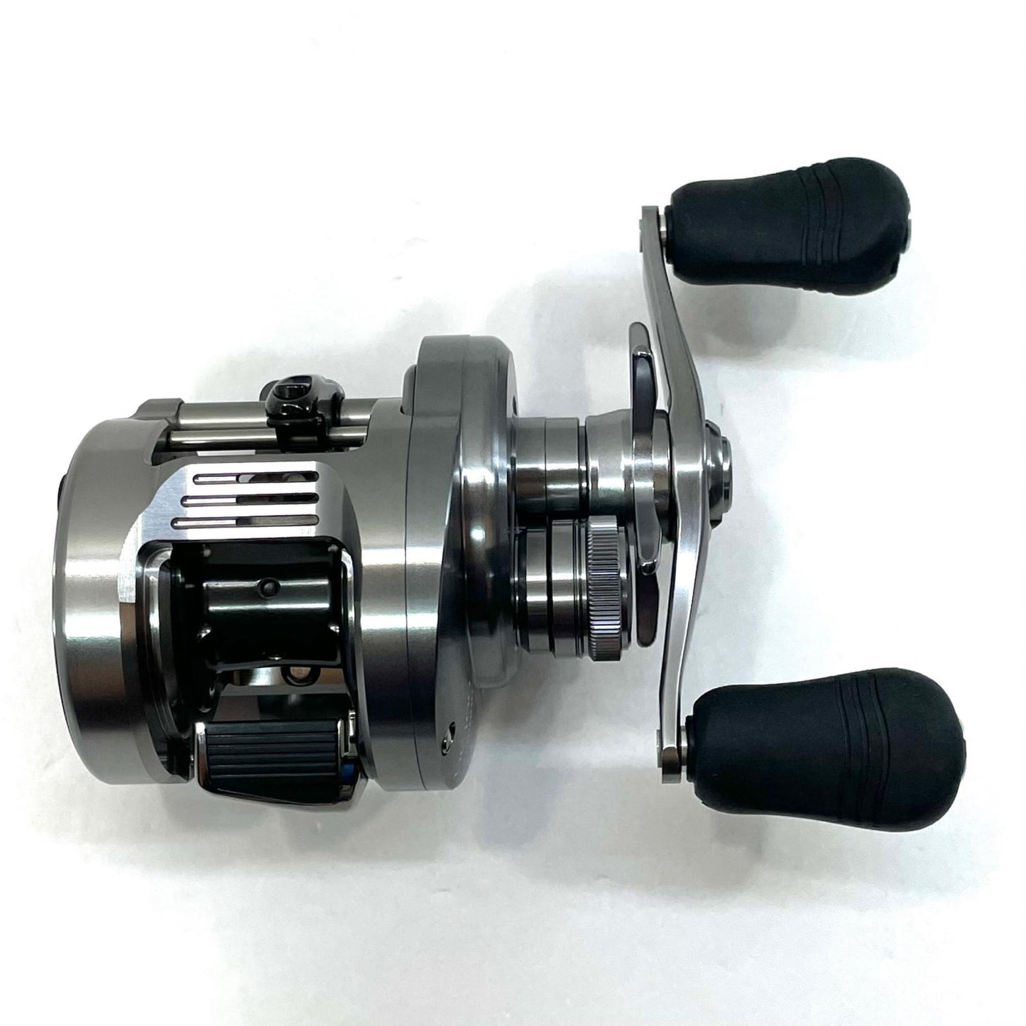 【フィッシング/釣り/釣具/リール】 【ベイトリール/右ハンドル】SHIMANO | シマノ 20カルカッタコンクエストDC 100【尾張小牧店】