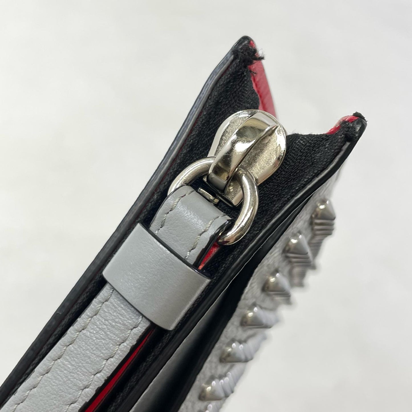 Christian Louboutin | クリスチャンルブタン クラッチバッグ グレー【尾張小牧店】