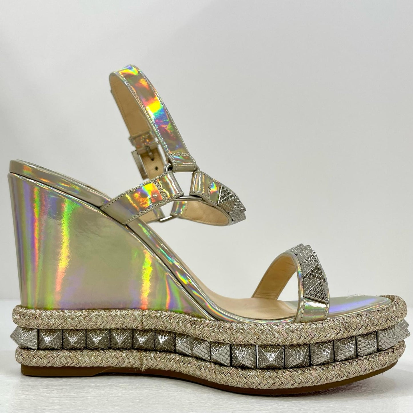 【中古】Christian Louboutin | クリスチャンルブタン ピラクルー 110 パテント サイキック ウェッジソール サンダル スタッズ シルバー サイズ：35【尾張小牧店】