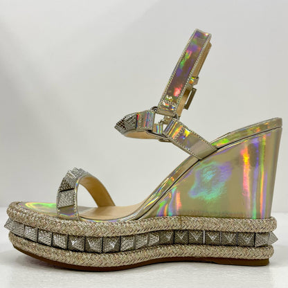 【中古】Christian Louboutin | クリスチャンルブタン ピラクルー 110 パテント サイキック ウェッジソール サンダル スタッズ シルバー サイズ：35【尾張小牧店】