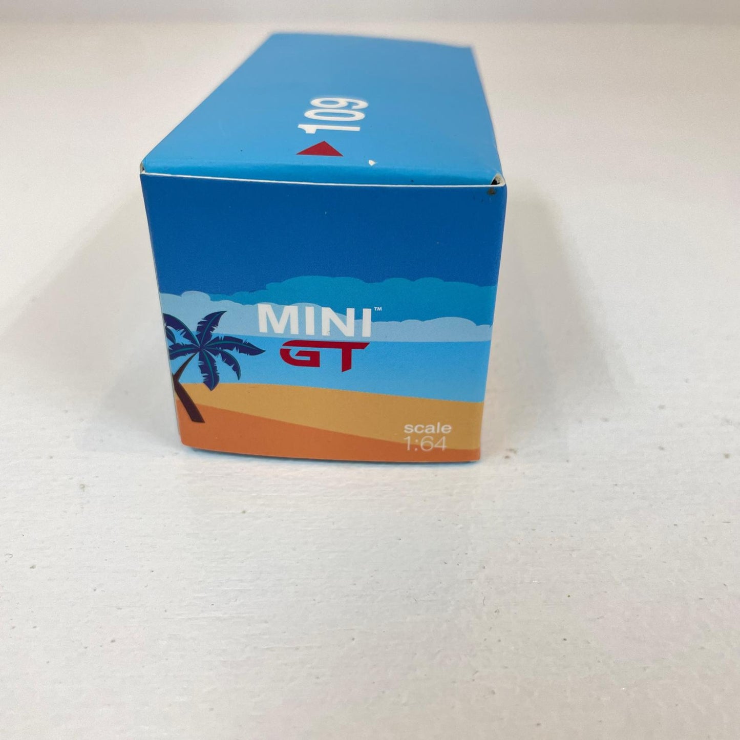 MINI GT 1/64 ランドローバー ディフェンダー 110 Light Blue w/surfboard【尾張小牧店】