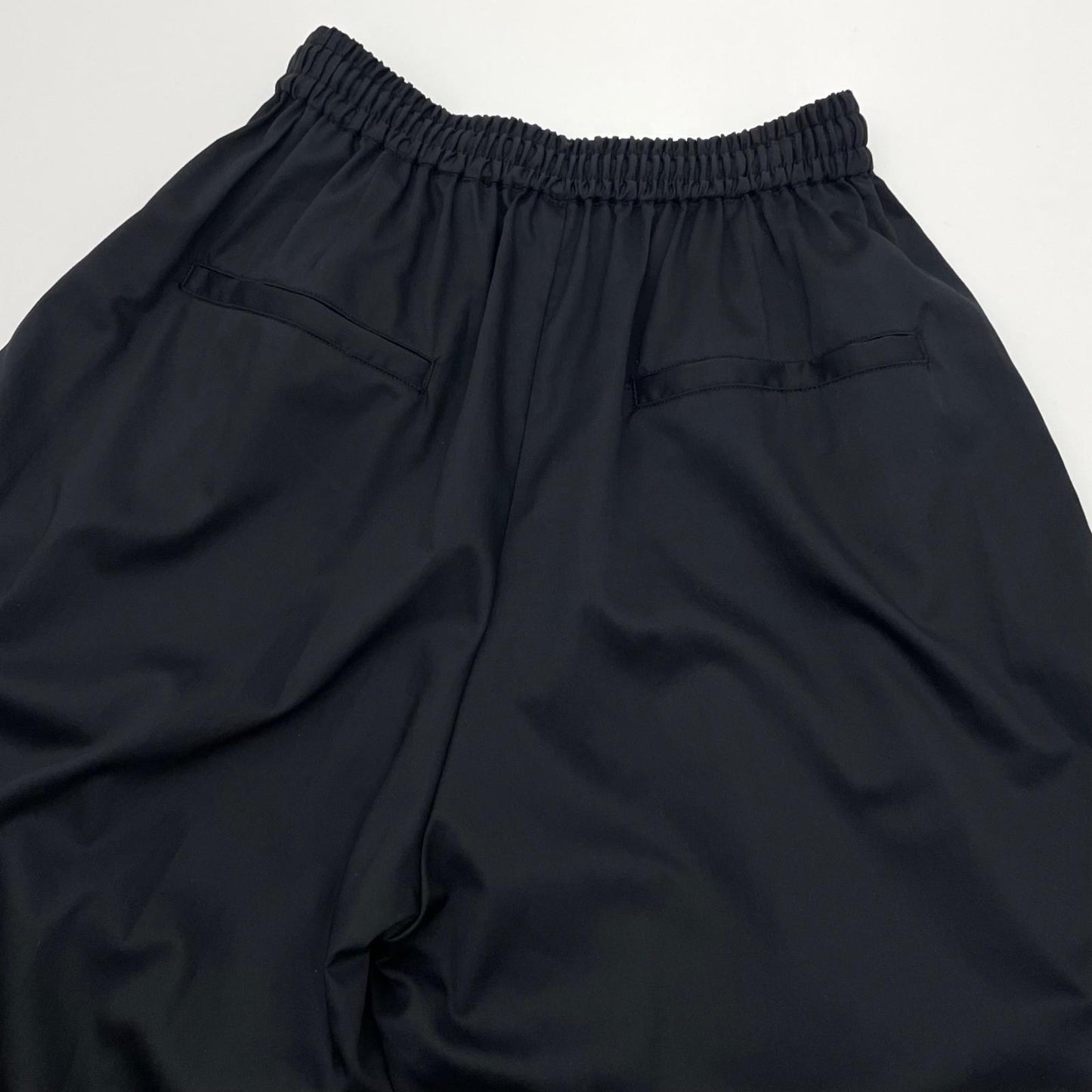 【中古】Graphpaper | グラフペーパー　26SS Silicon Poplin Two Tuck Easy Wide Pants パンツ GL261-40187 ブラック【尾張小牧店】