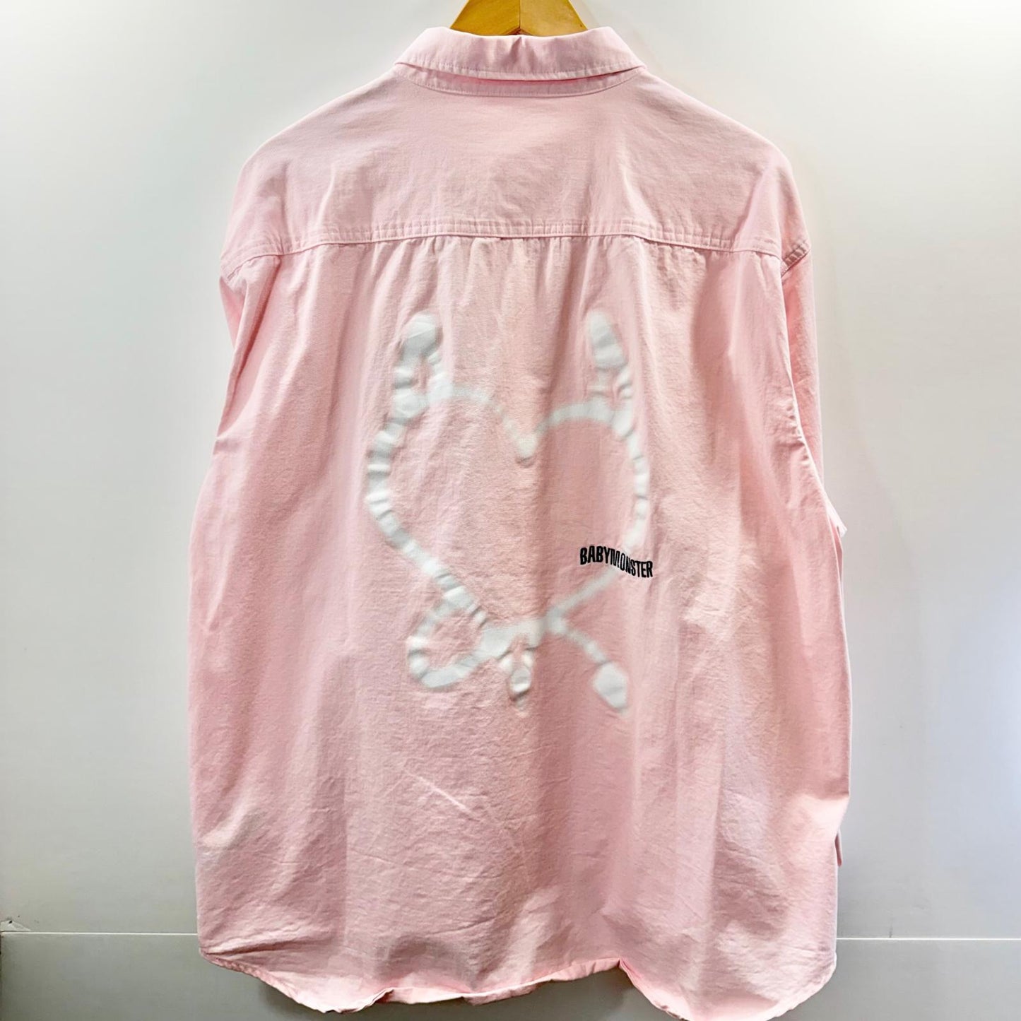 アイドルグッズ BABYMONSTER ピンク シャツ べビモン メンズ 【アイドル】【尾張小牧店】