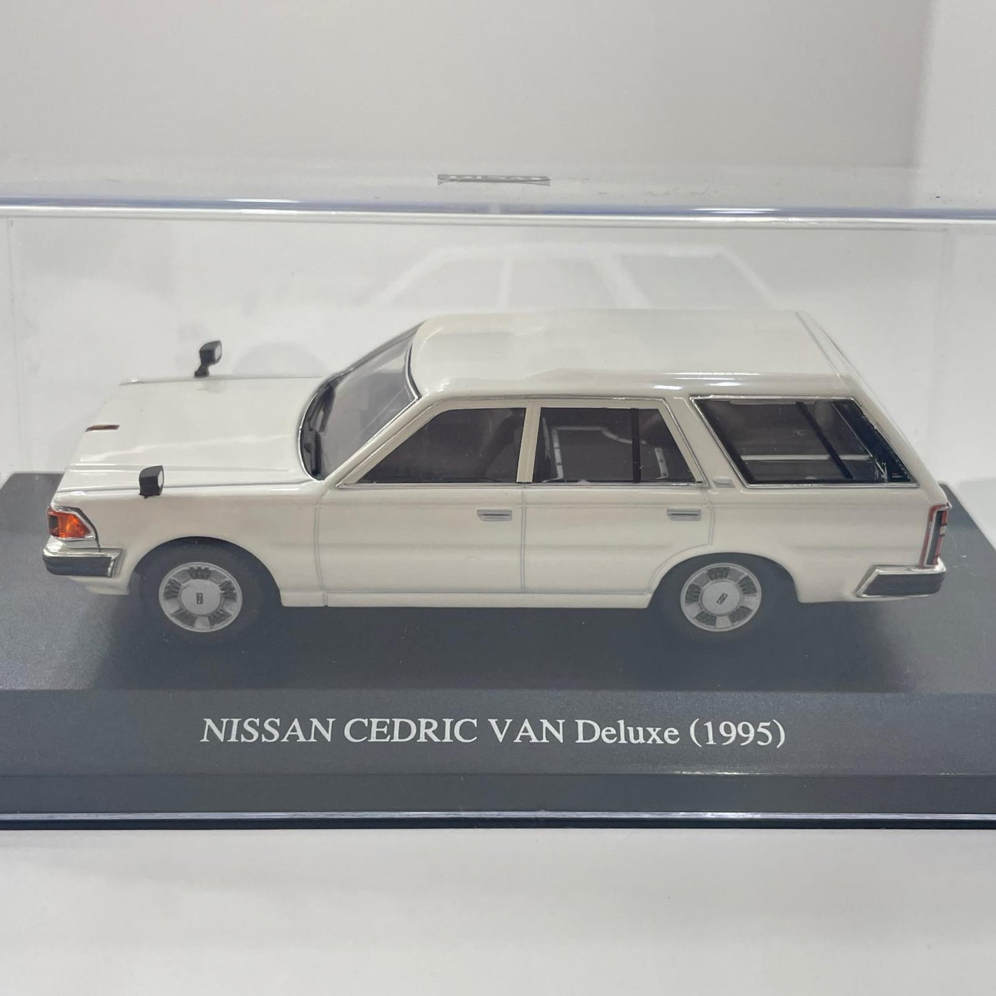 DISM 1/43 Y30セドリックバン 後期型 Deluxe（ピュアホワイト）【尾張小牧店】