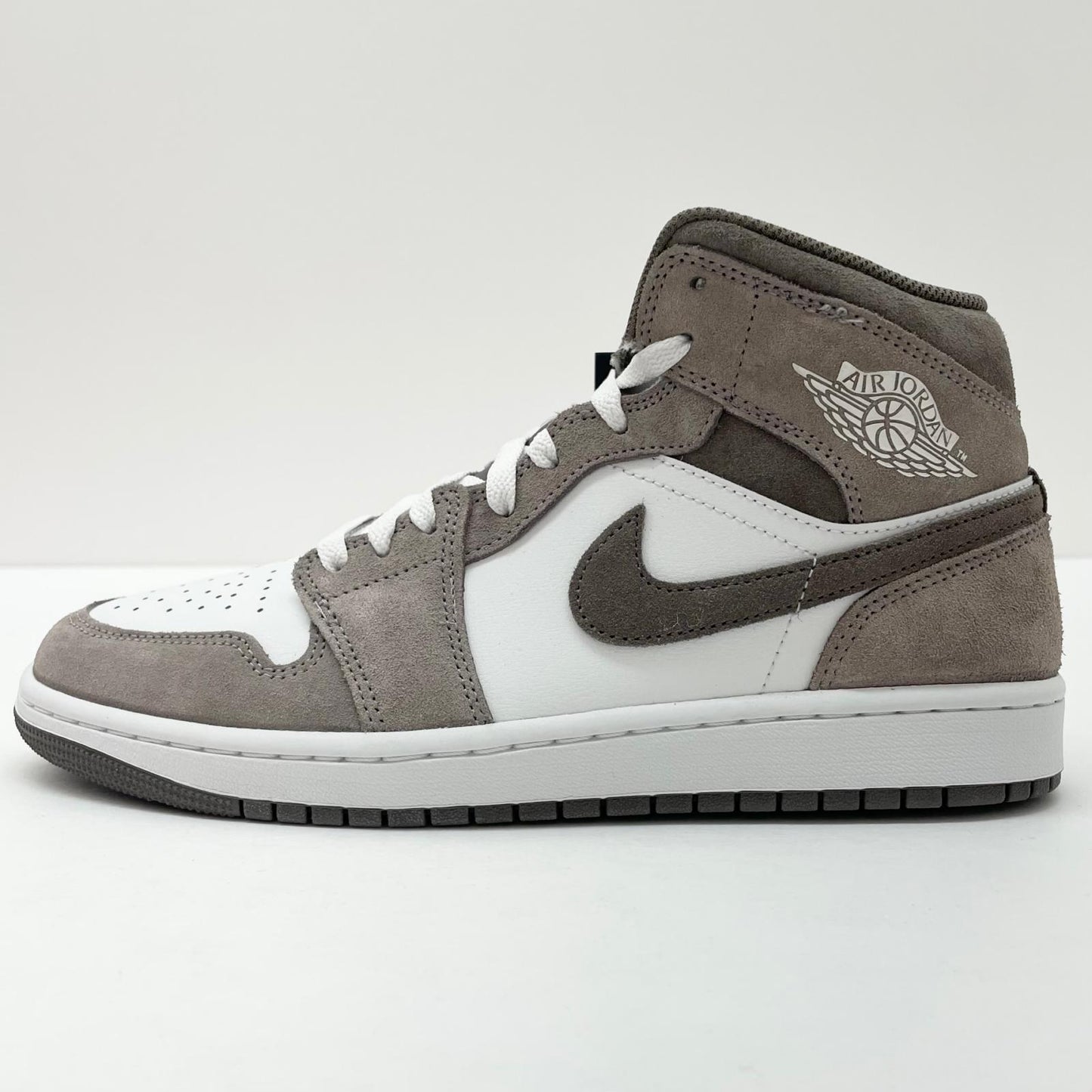 【中古】NIKE | ナイキ AIR JORDAN 1 MID ENIGMA STONE/SUMMIT WHITE/OLIVE GREY　 エア ジョーダン 1 ミッド エニグマ ストーン/サミット ホワイト/オリーブ グレー　スニーカー 靴　DQ8426-003 グレー×ホワイト 27cm【尾張小牧店】