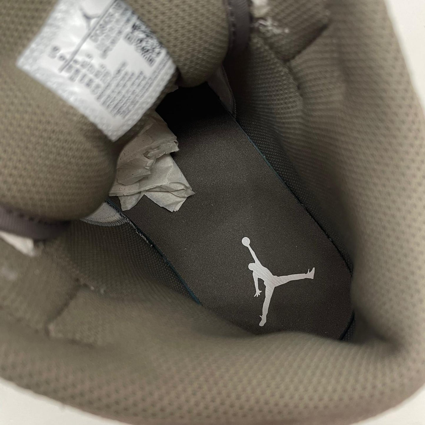 【中古】NIKE | ナイキ AIR JORDAN 1 MID ENIGMA STONE/SUMMIT WHITE/OLIVE GREY　 エア ジョーダン 1 ミッド エニグマ ストーン/サミット ホワイト/オリーブ グレー　スニーカー 靴　DQ8426-003 グレー×ホワイト 27cm【尾張小牧店】