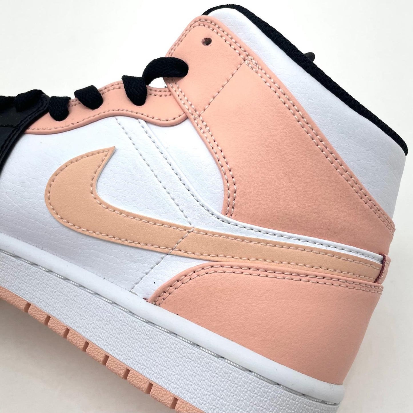 【中古】NIKE | ナイキ Air Jordan 1 Mid "White/Black/Crimson Tint"　エアジョーダン1 ミッド "ホワイト/ブラック/クリムゾンティント"　スニーカー 靴　554724-133 ピンク×ホワイト×ブラック 25.5cm【尾張小牧店】