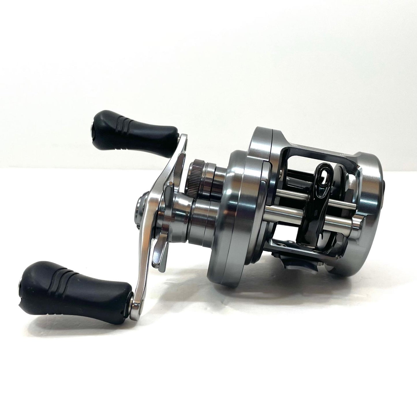 【フィッシング/釣り/釣具/リール】 【ベイトリール/右ハンドル】SHIMANO | シマノ 19カルカッタコンクエストDC 200【尾張小牧店】