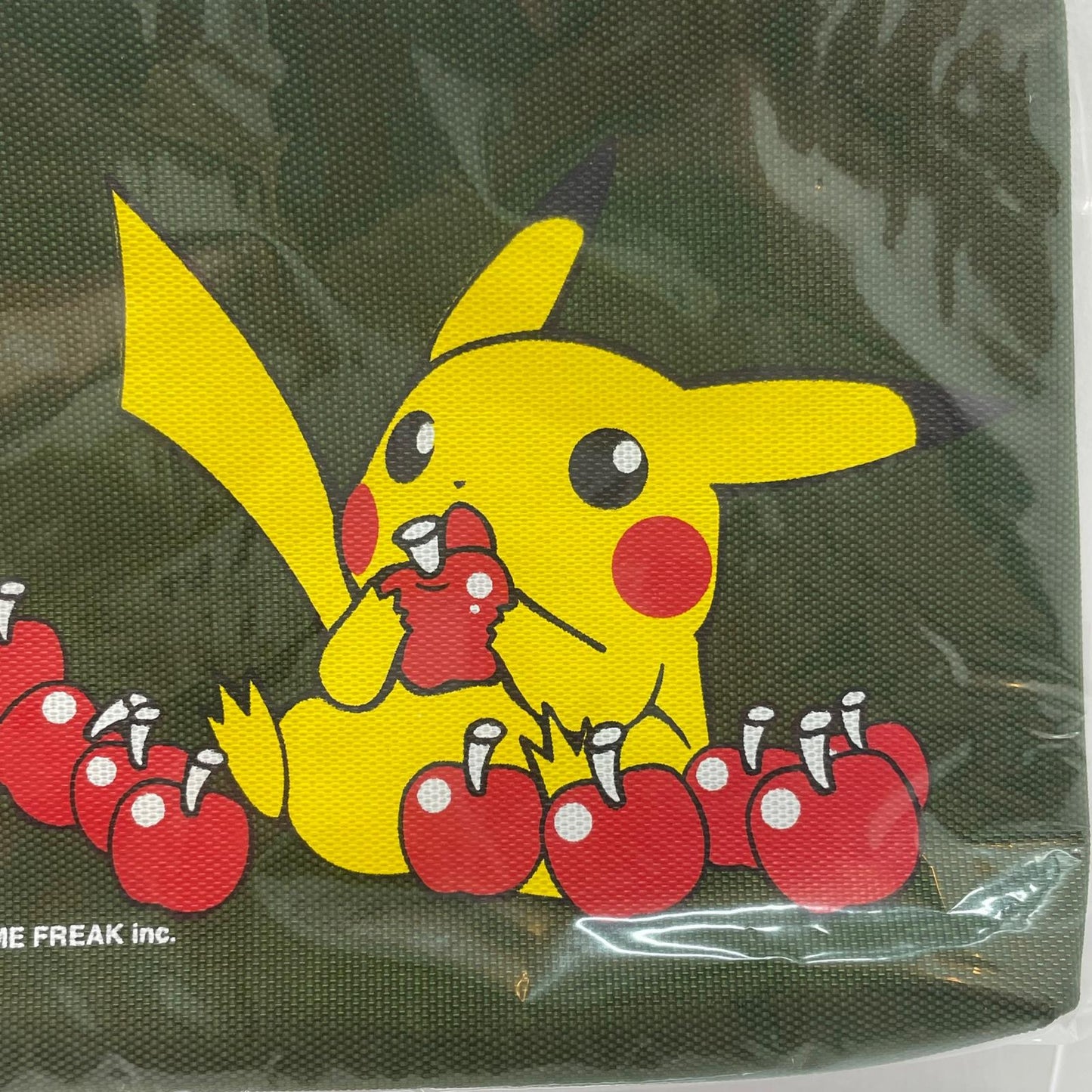 【尾張小牧店】ポケモンセンター限定 ピカチュウ ポーチ りんごを食べる（いただきます！） 2002年 美品【レトロ】【中古】