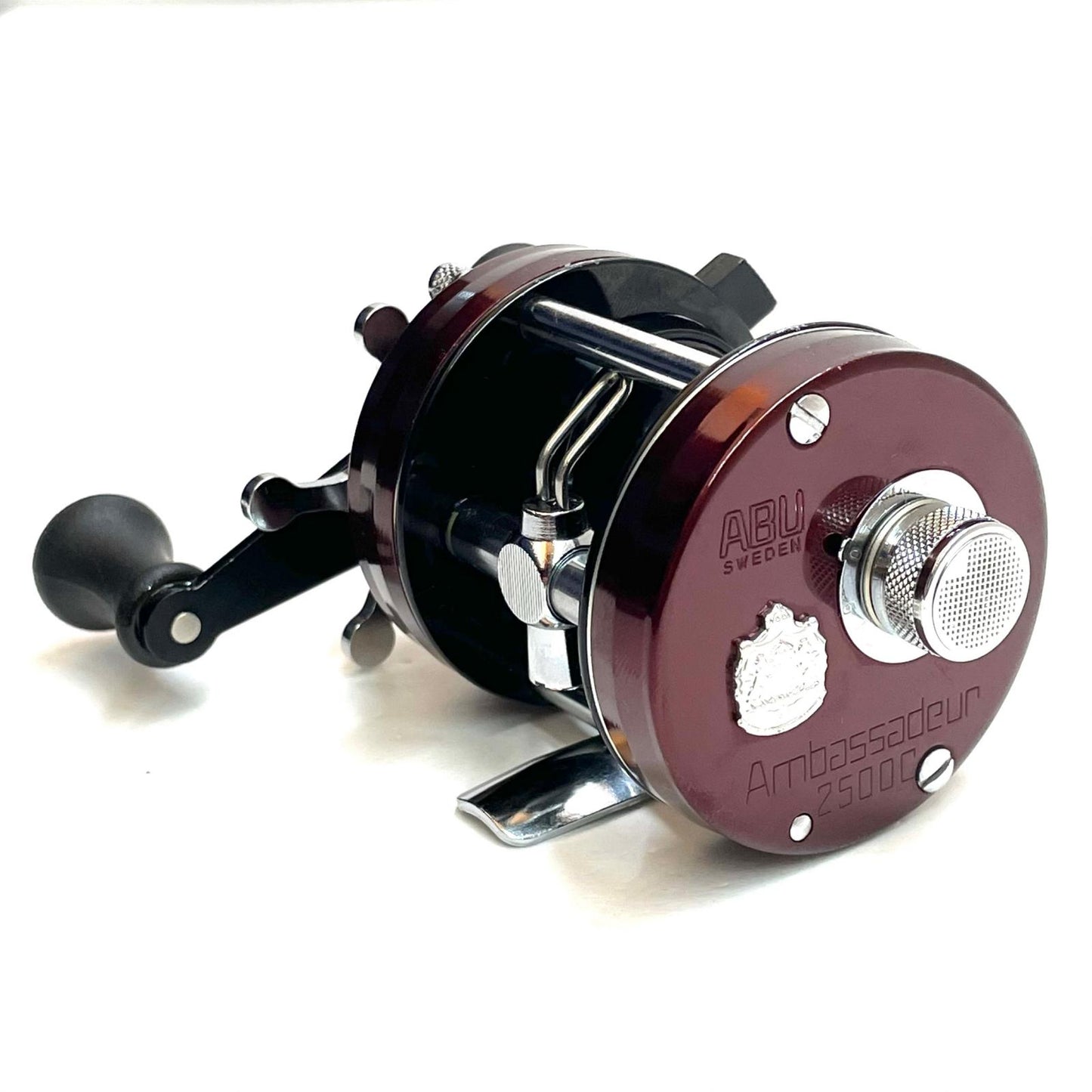 【フィッシング/釣り/釣具/リール】 【ベイトリール/右ハンドル】AbuGarcia | アブガルシア アンバサダー 2500C　バーガンディ【尾張小牧店】