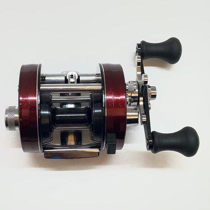 【フィッシング/釣り/釣具/リール】 【ベイトリール/右ハンドル】AbuGarcia | アブガルシア アンバサダー 2500C　バーガンディ【尾張小牧店】