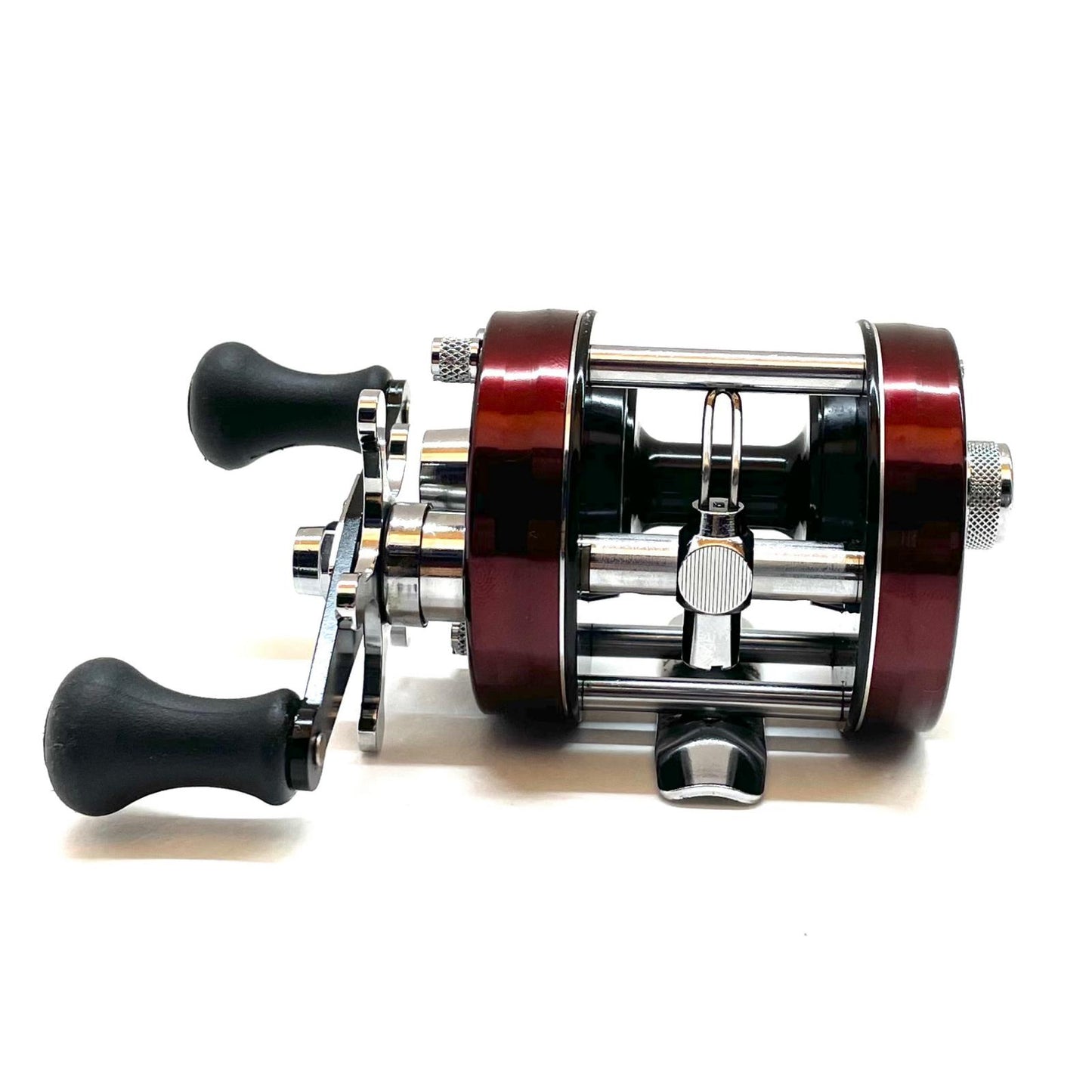 【フィッシング/釣り/釣具/リール】 【ベイトリール/右ハンドル】AbuGarcia | アブガルシア アンバサダー 2500C　バーガンディ【尾張小牧店】
